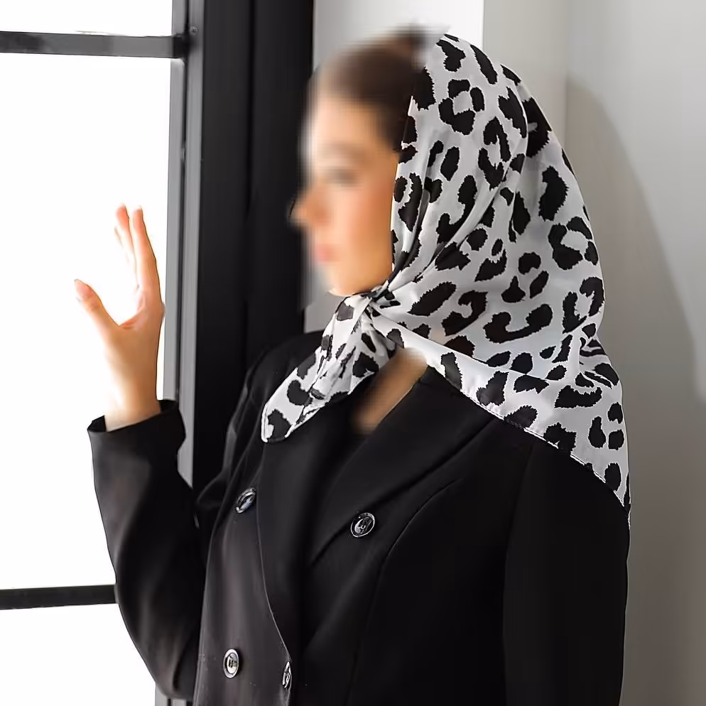 مینی اسکارف سیاه سفید در طرحهای متنوع 