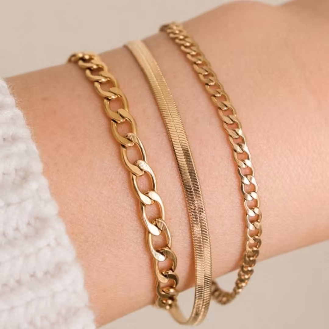 دستبند کارتیرزیبا استیل رنگ ثابت ظریف وابکاری شده هر عدد این قیمت است 