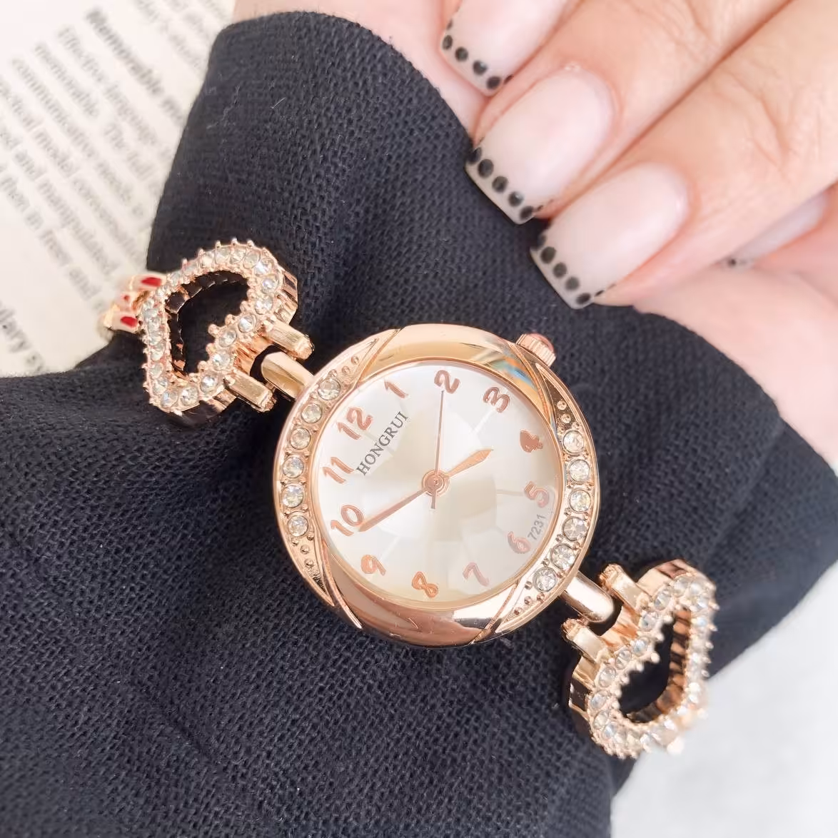 ساعت مچی زنانه و دخترانه برند مارک هانگری بند استیل رنگ رزگلد وارداتی همراه با دستبند و حلقه ارسال رایگان شیک 