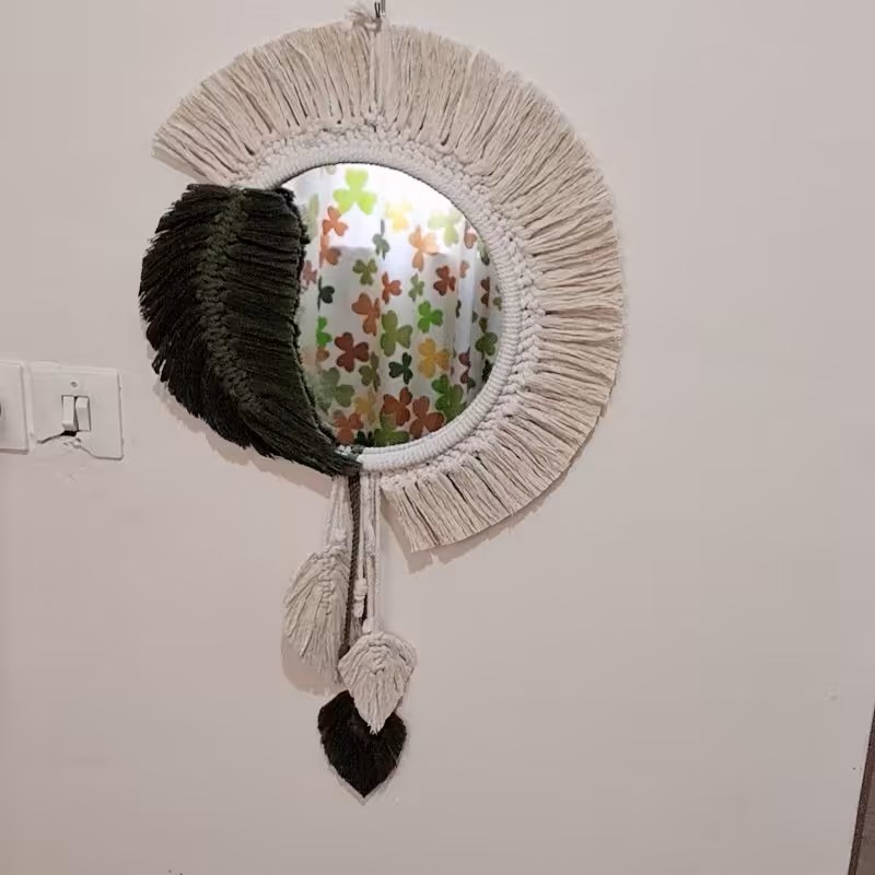 آینه ای  مکرومه بافت شده با بهترین متریال     ابعاد آینه 27 سانت  ابعاد کامل 39