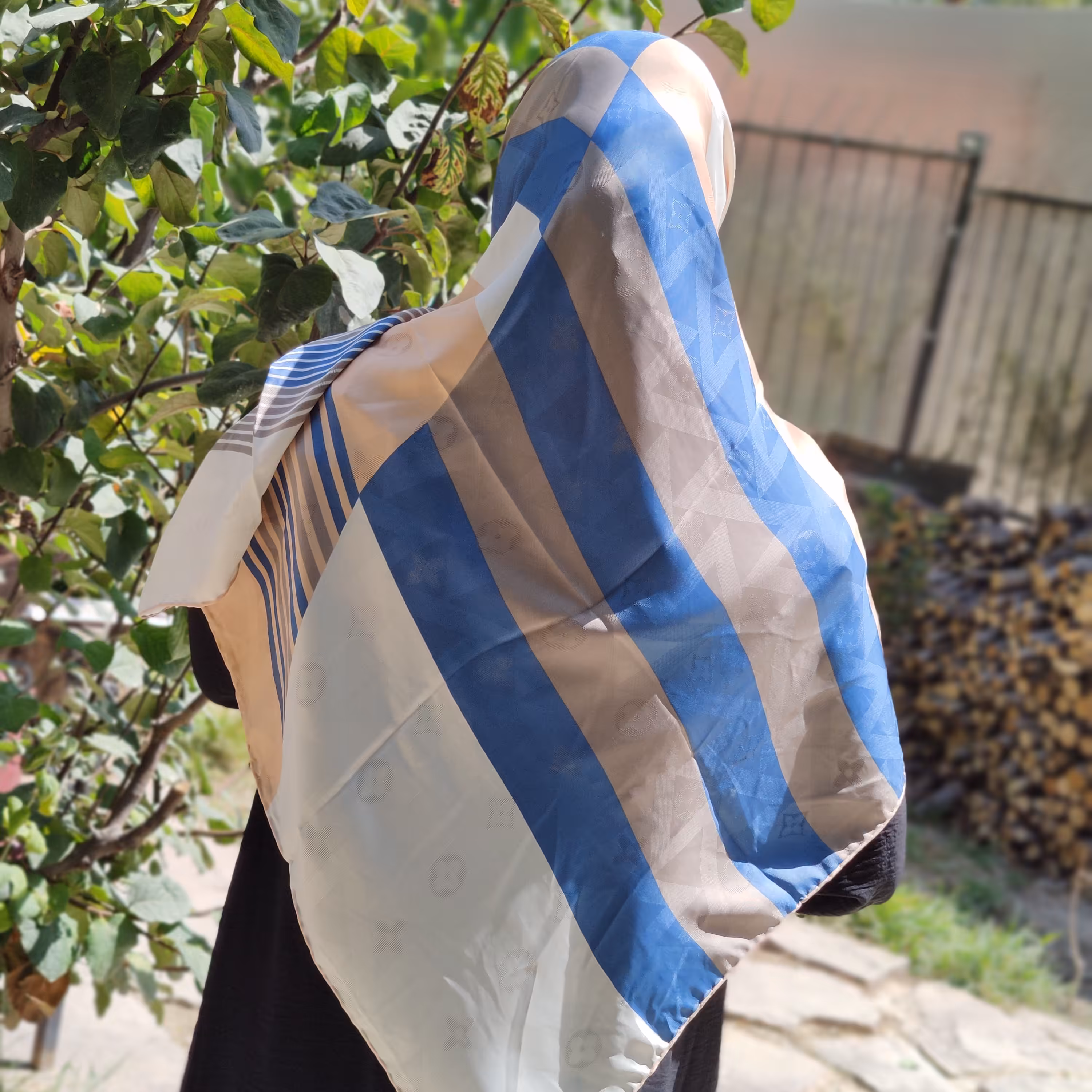 روسری ابریشم وارداتی طرح ال وی ترکیب رنگ صورتی ملیح و خوشگل قواره 140 دور دستدوز 