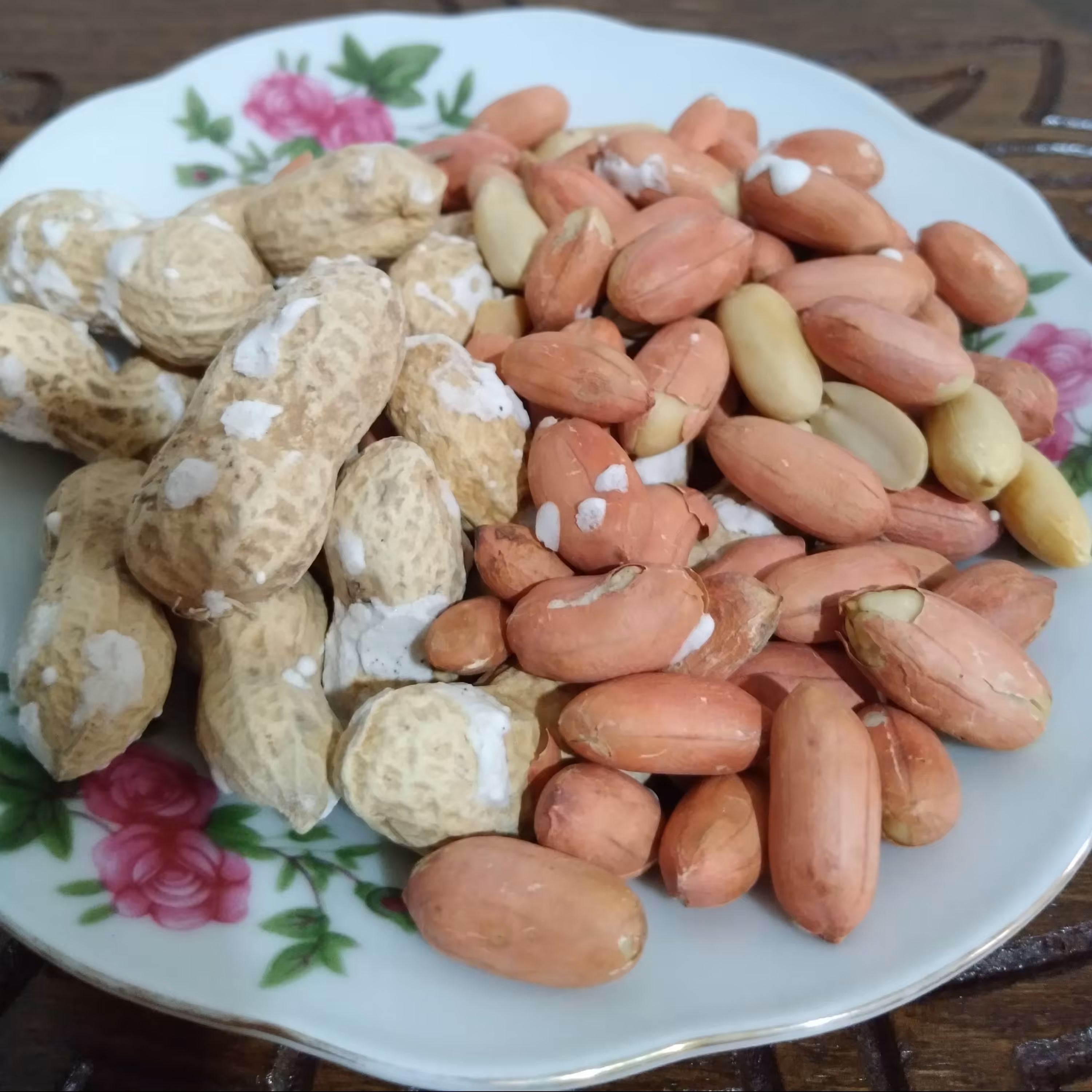 بادام زمینی آستانه   