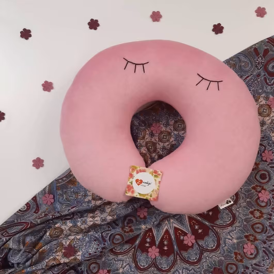 بالش دورگردنی صورتی روشن ، طرح مژه 