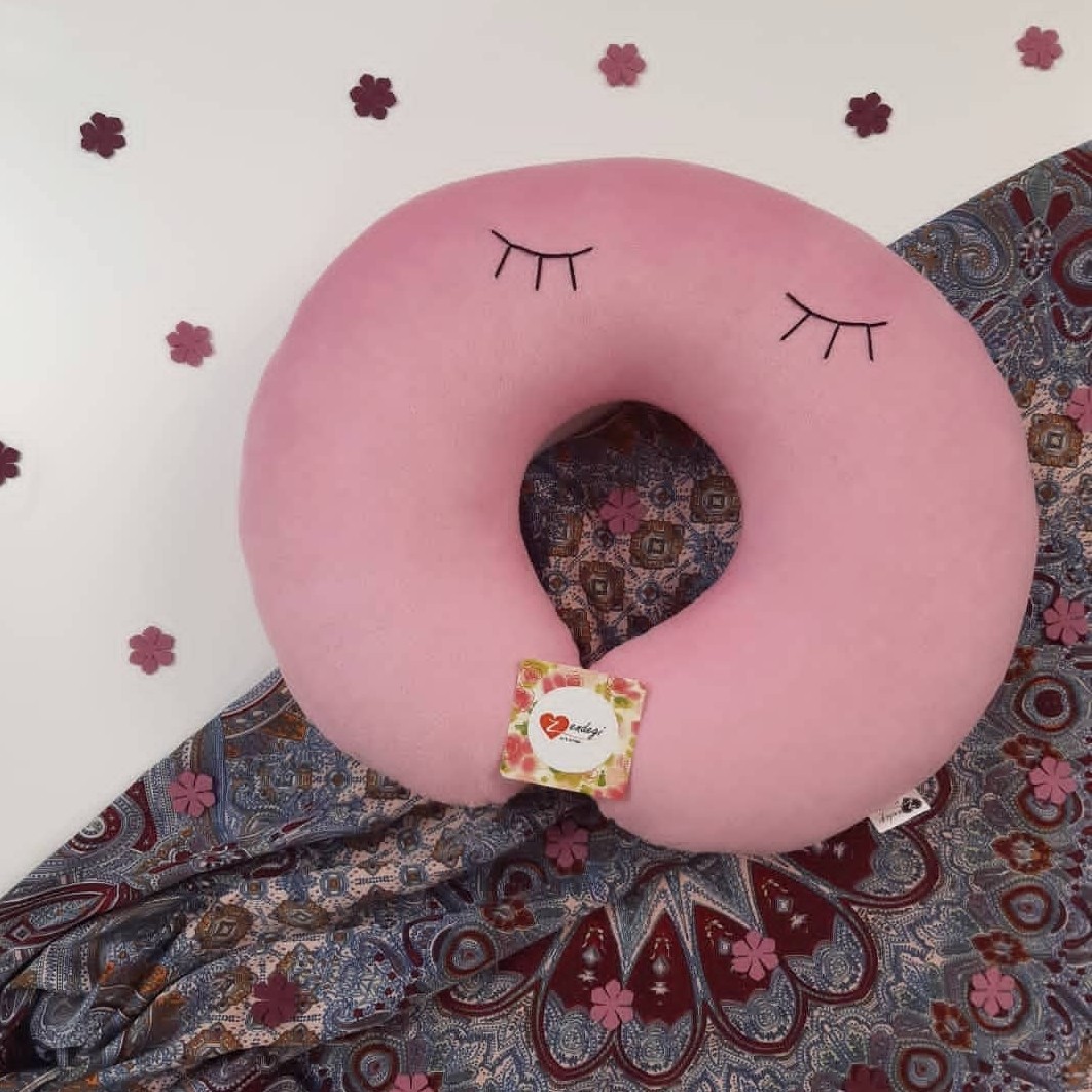 بالش دورگردنی صورتی روشن ، طرح مژه
