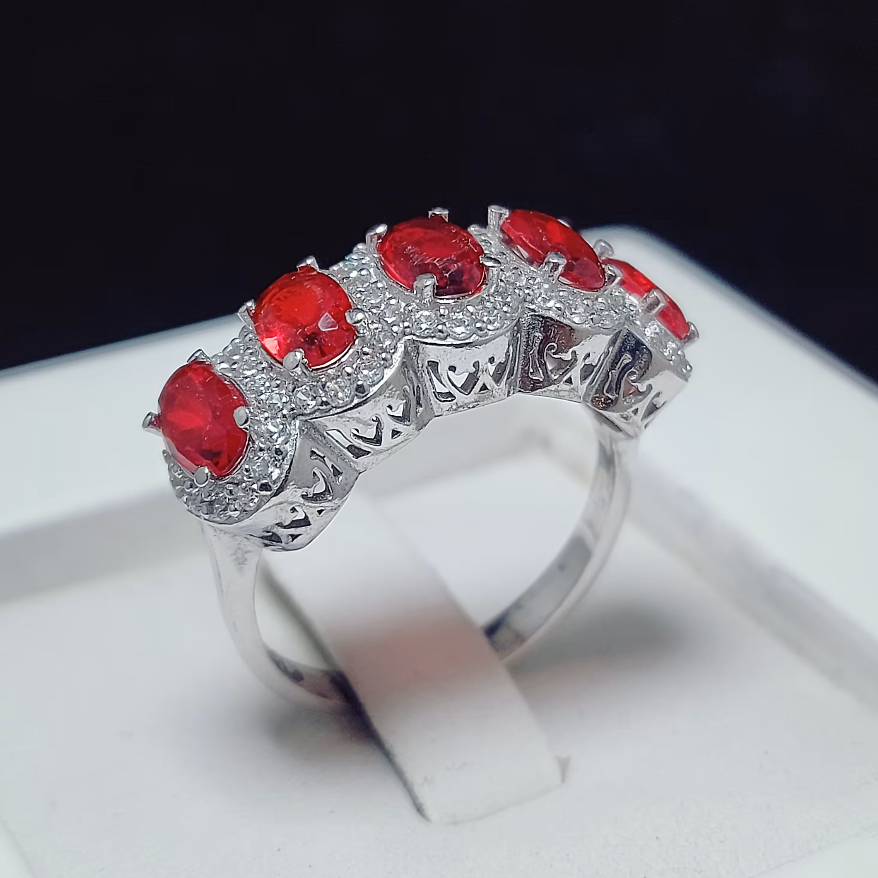انگشتر نقره خاص زنانه جواهری پنج نگین آب رادیوم شده ضد حساسیت با نگین های یاقوت سرخ صنعتی 