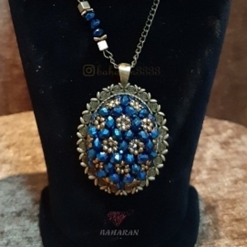 گردنبند گل 5 پر آبی و مسی مهره بافی
بیضی شکل
زنجیر و پایه زرد قلم آنتیک هک
کد B1370001