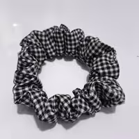 کش مو اسکرانچی پارچه ای چهارخونه مشکی چمتا