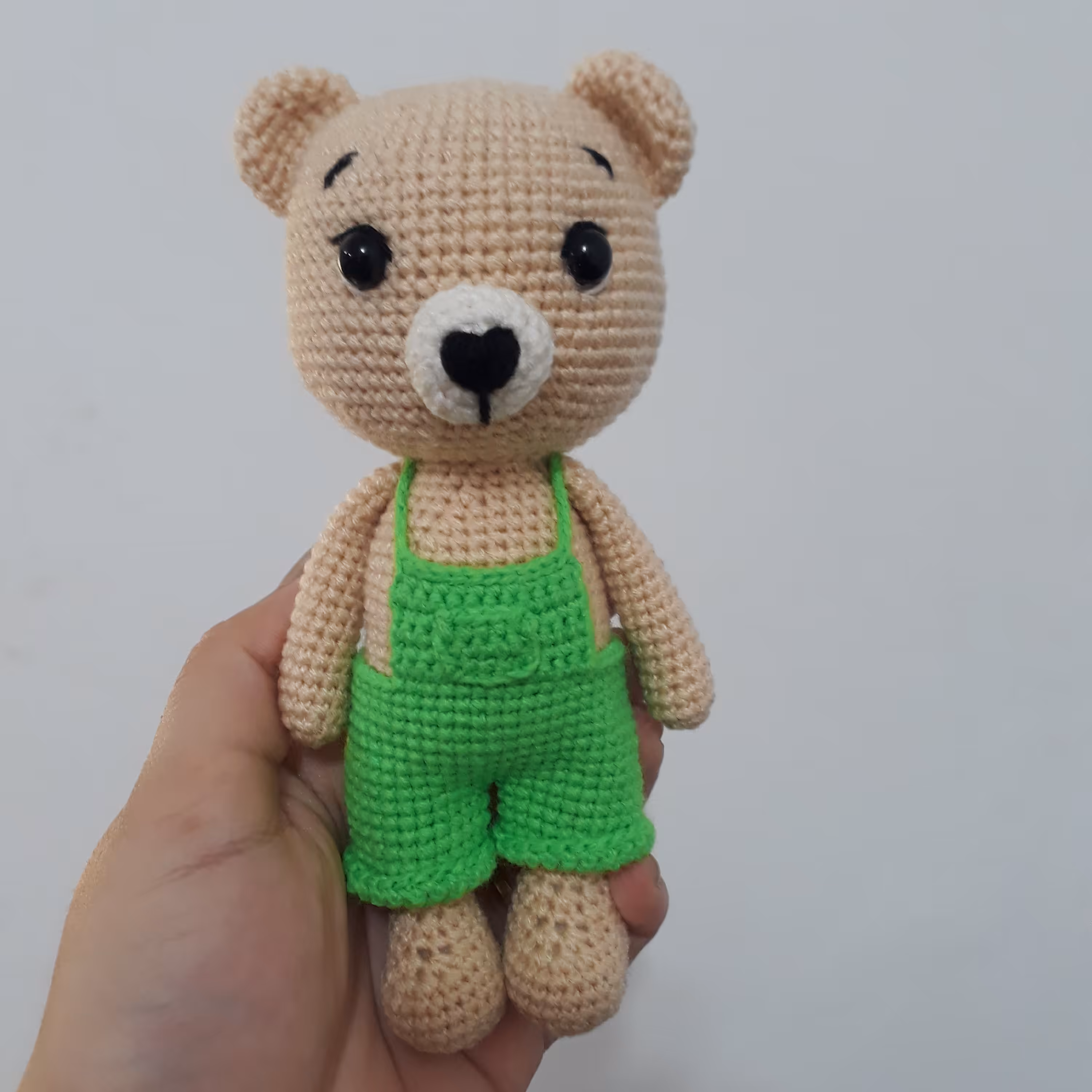 عروسک بافتنی خرس کرمی شلوارک سبز بسیار خوشرنگ18سانتی                                           