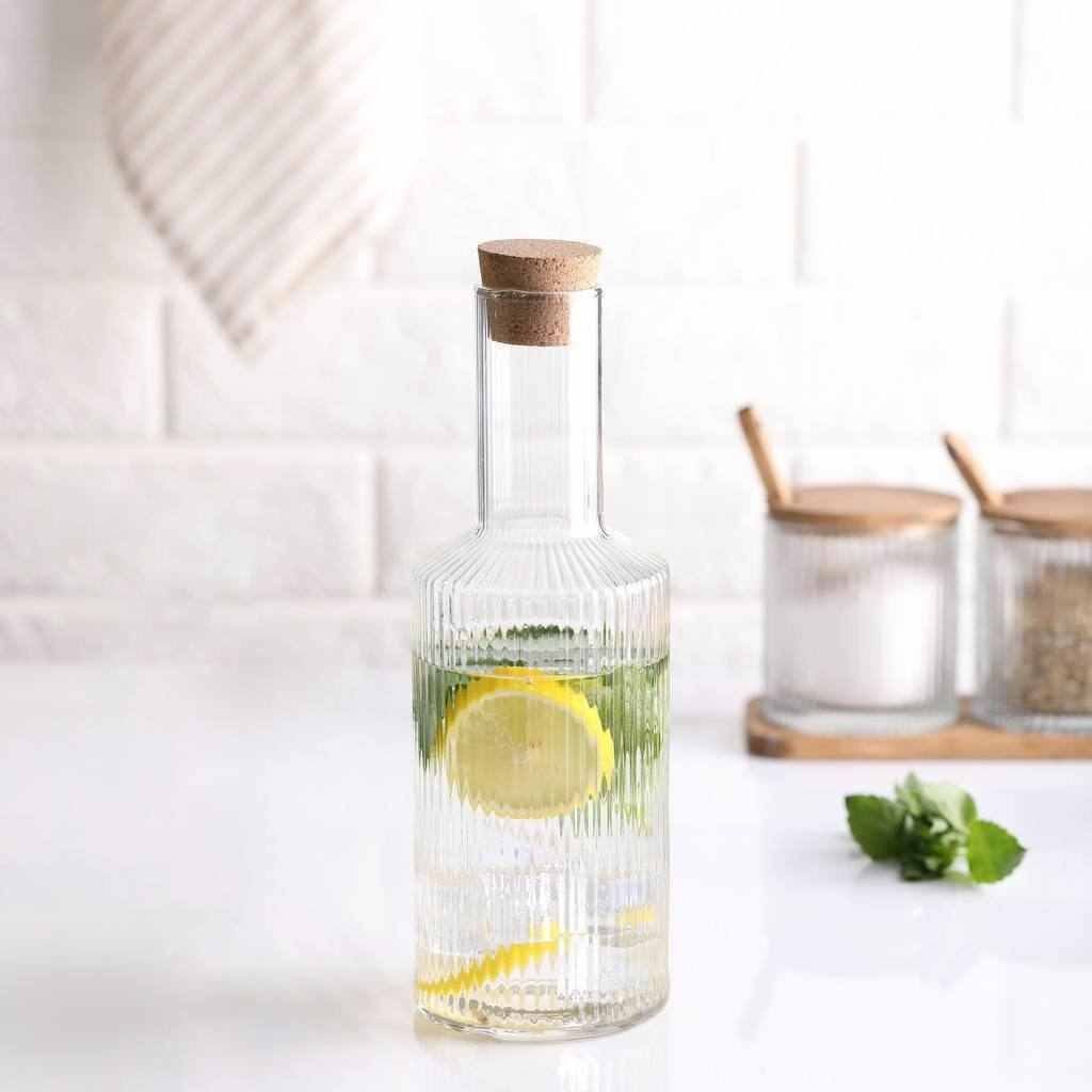 بطری اب درب چوب پنبه