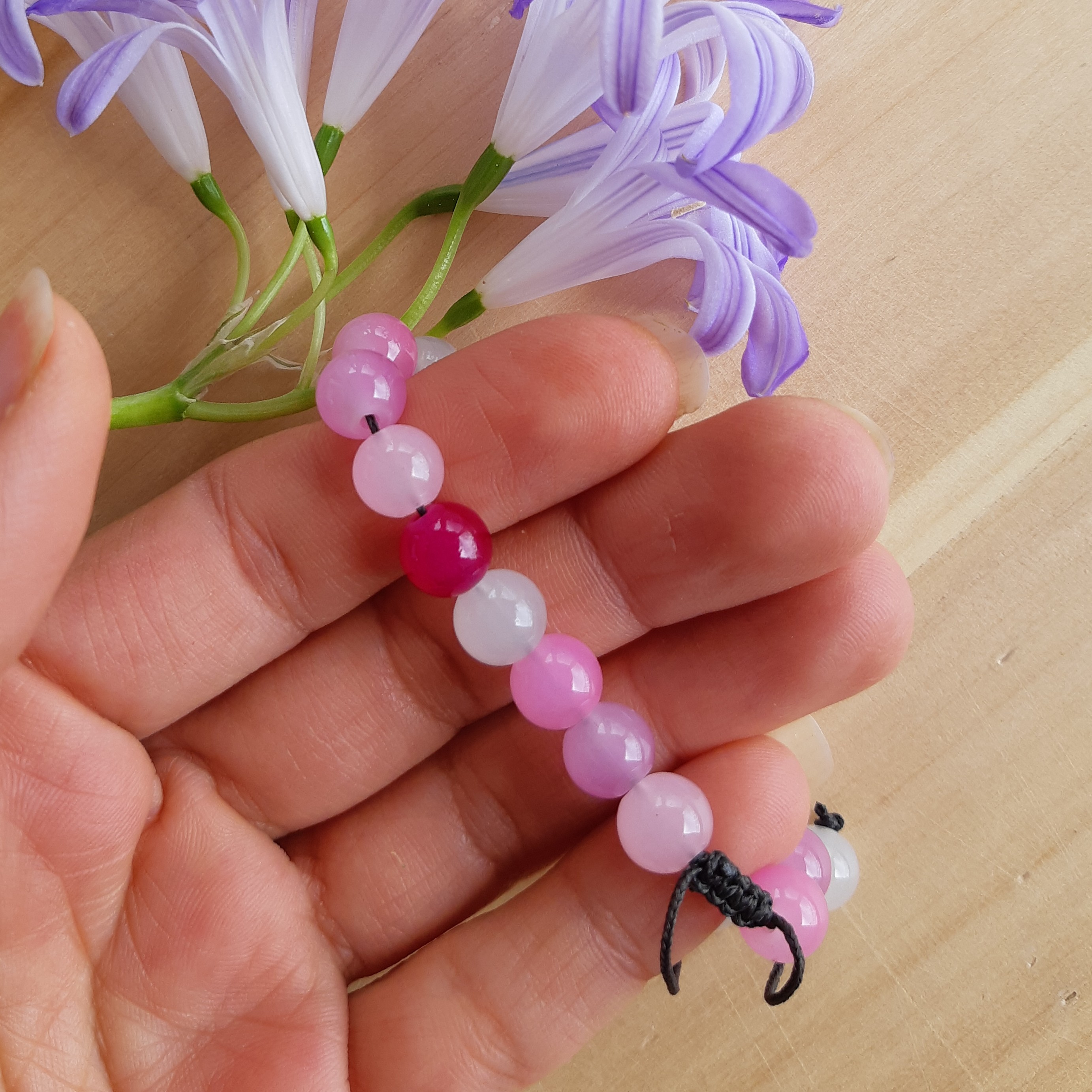 دستبند اسپرت  با مهره سنگی صورتی سرخابی یاسی و سفید  با قفل کشویی مناسب برای همه سنین