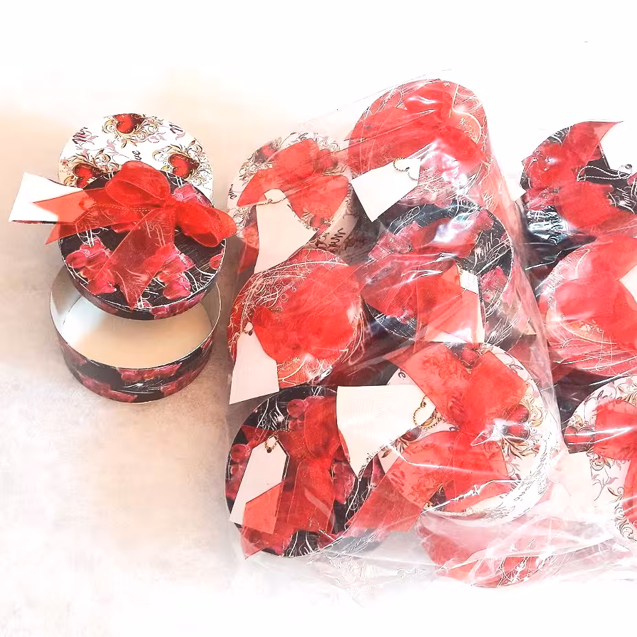 پک باکس مقوایی استوانه ای الیاف دار سه رنگ مشکی، سفید و قرمز ارتفاع 5 سانت با تزئین روبان (6 عددی)