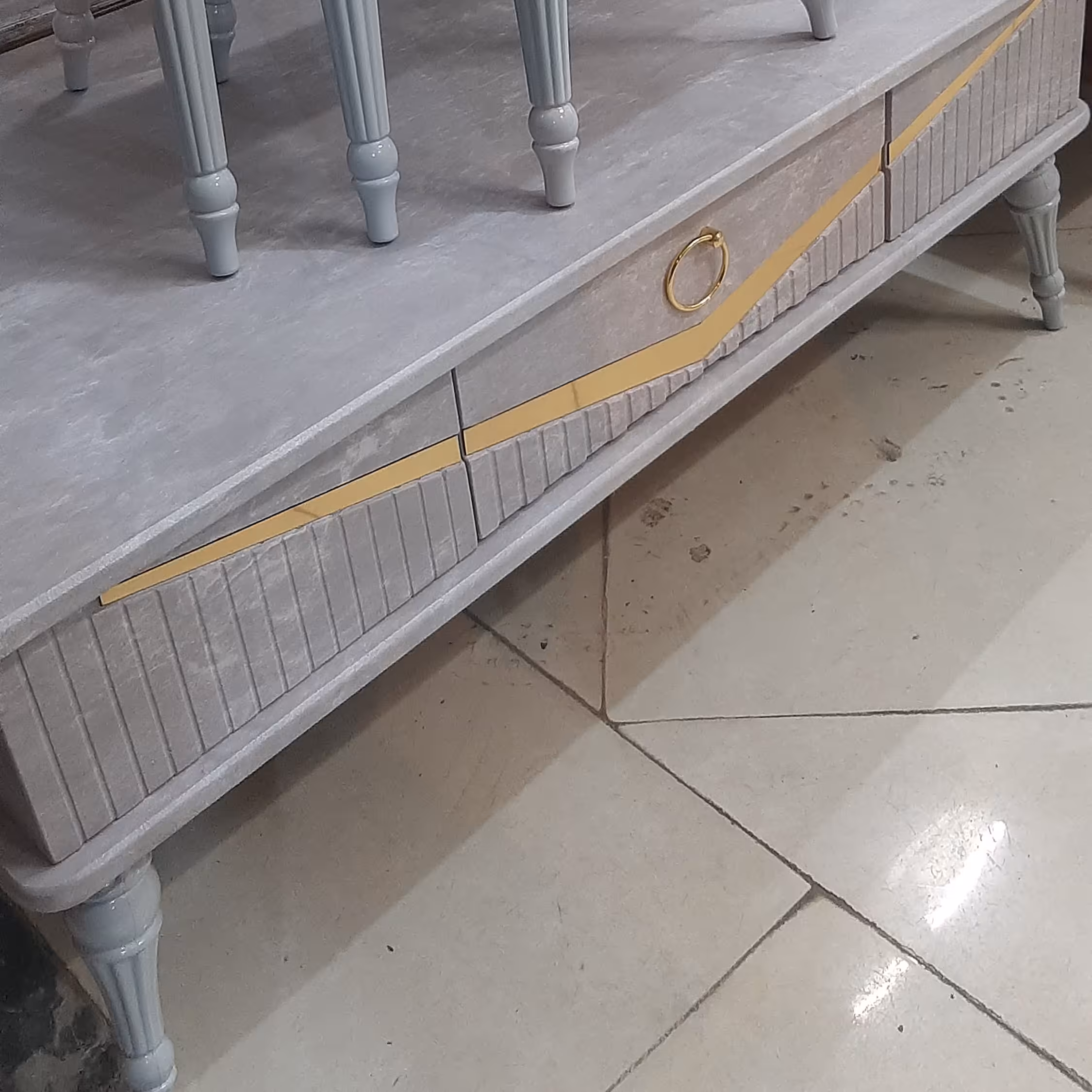 میز عسلی مدل وی یک میز با سه عسلی دارای رنگ بندی ارسال باربری 