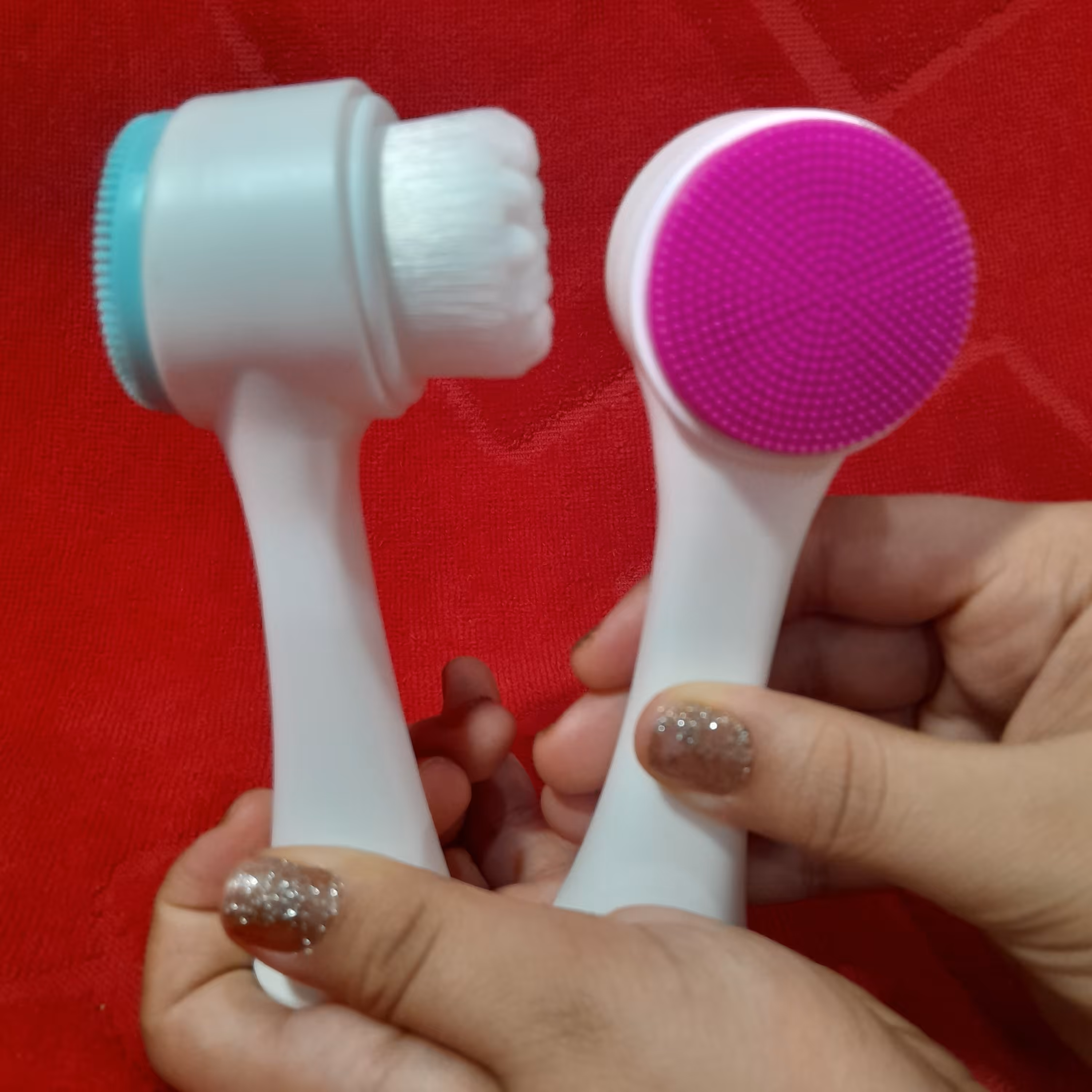 فیس براش چکشی دارای دو سر  از جنس پلیمر و مویی رنگ رندوم مخصوص پاک کردن منافذ صورت ماساژ پوست و تقویت گردش خون در پوست