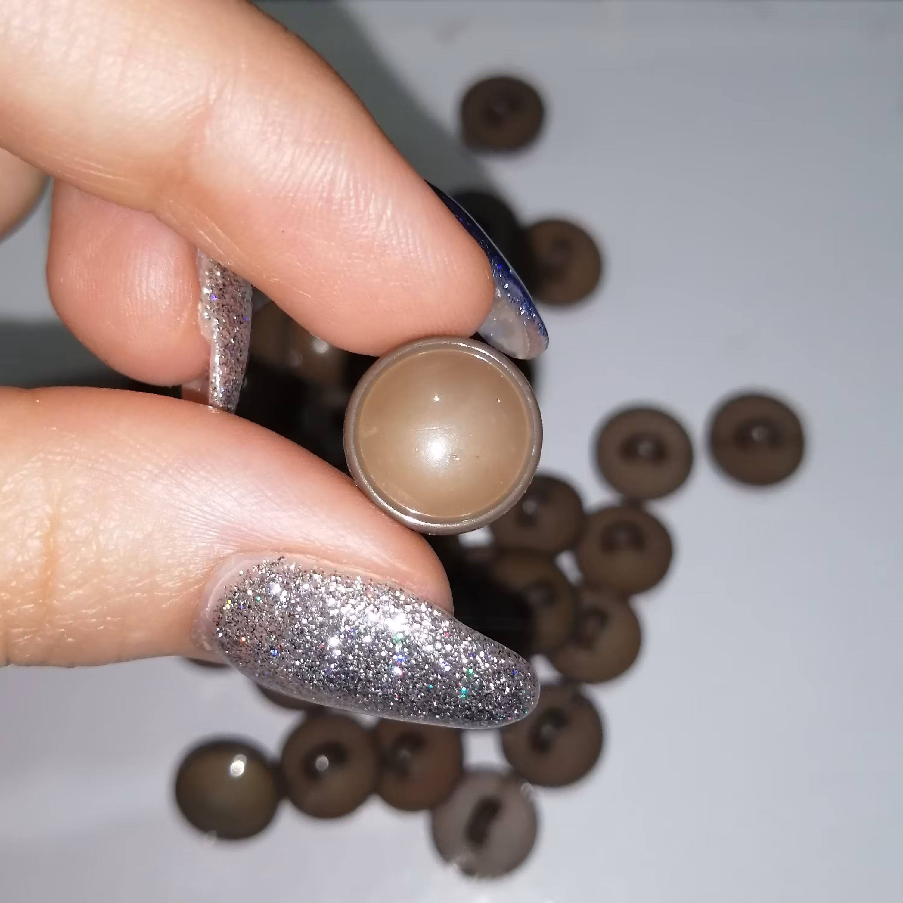 دکمه لباس قهوه ای روشن گرد برجسته در بسته 10  عددی 