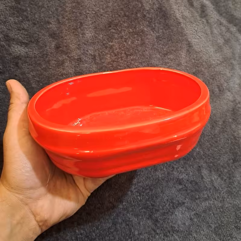 گلدان ساده قرمز. سرامیکی.  مناسب برای گل و گیاهان آپارتمانی 