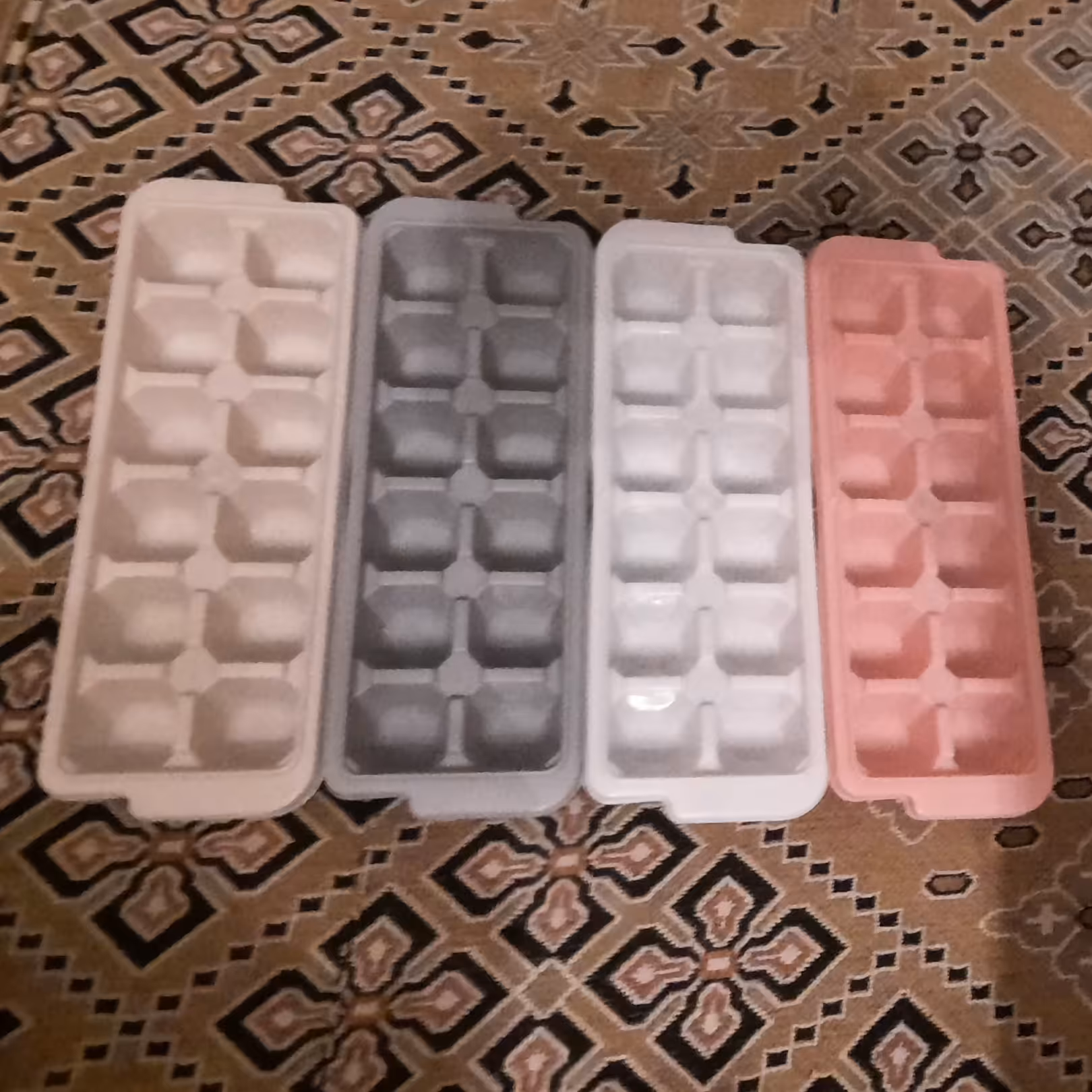 قالب یخ در رنگبندی متنوع 