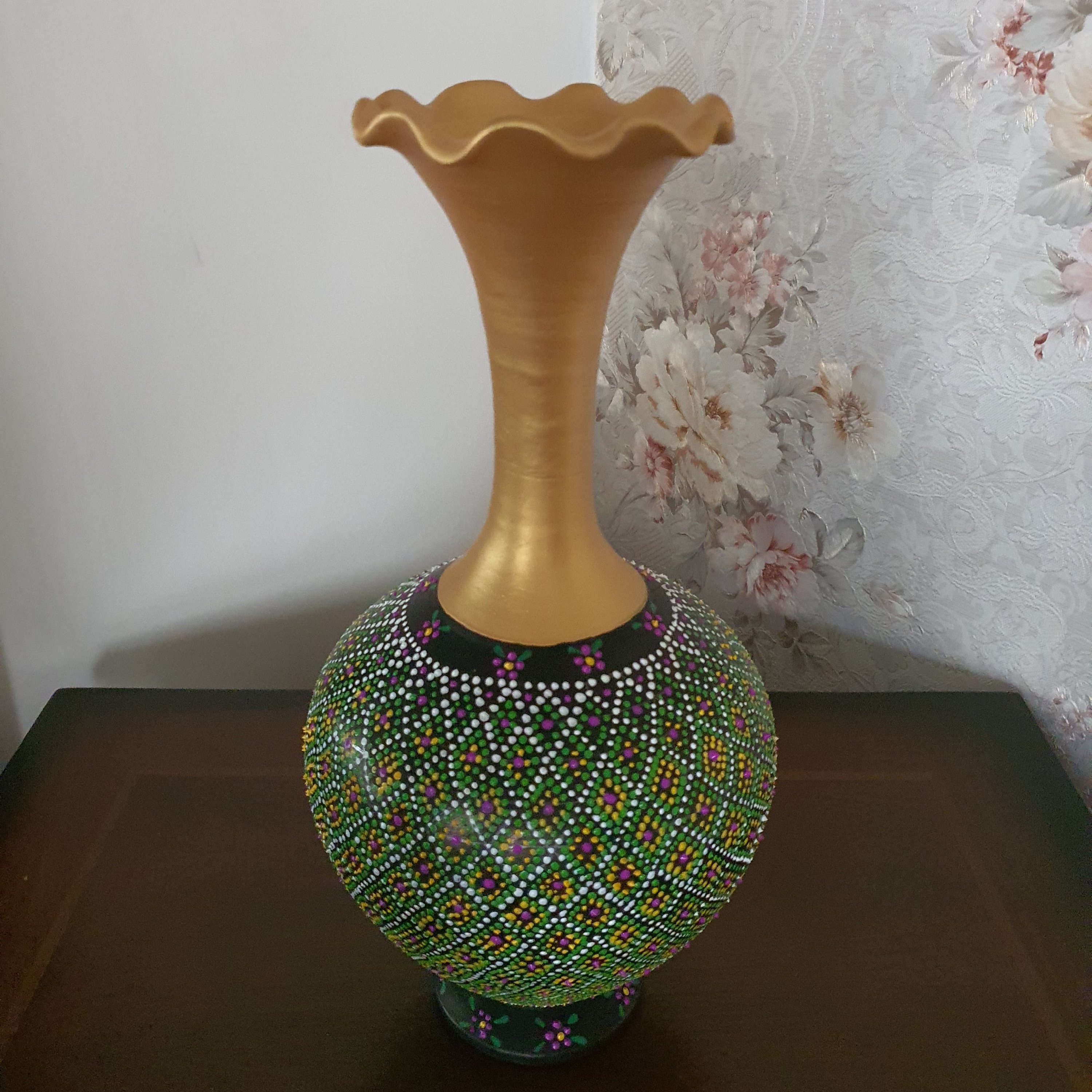 گلدان دکوری نقطه کوبی ( تعالی )
ابعاد : 30*15*15
وزن : 1 کیلوگرم
رنگ : سبز - طلایی
بسیار زیبا و شیک