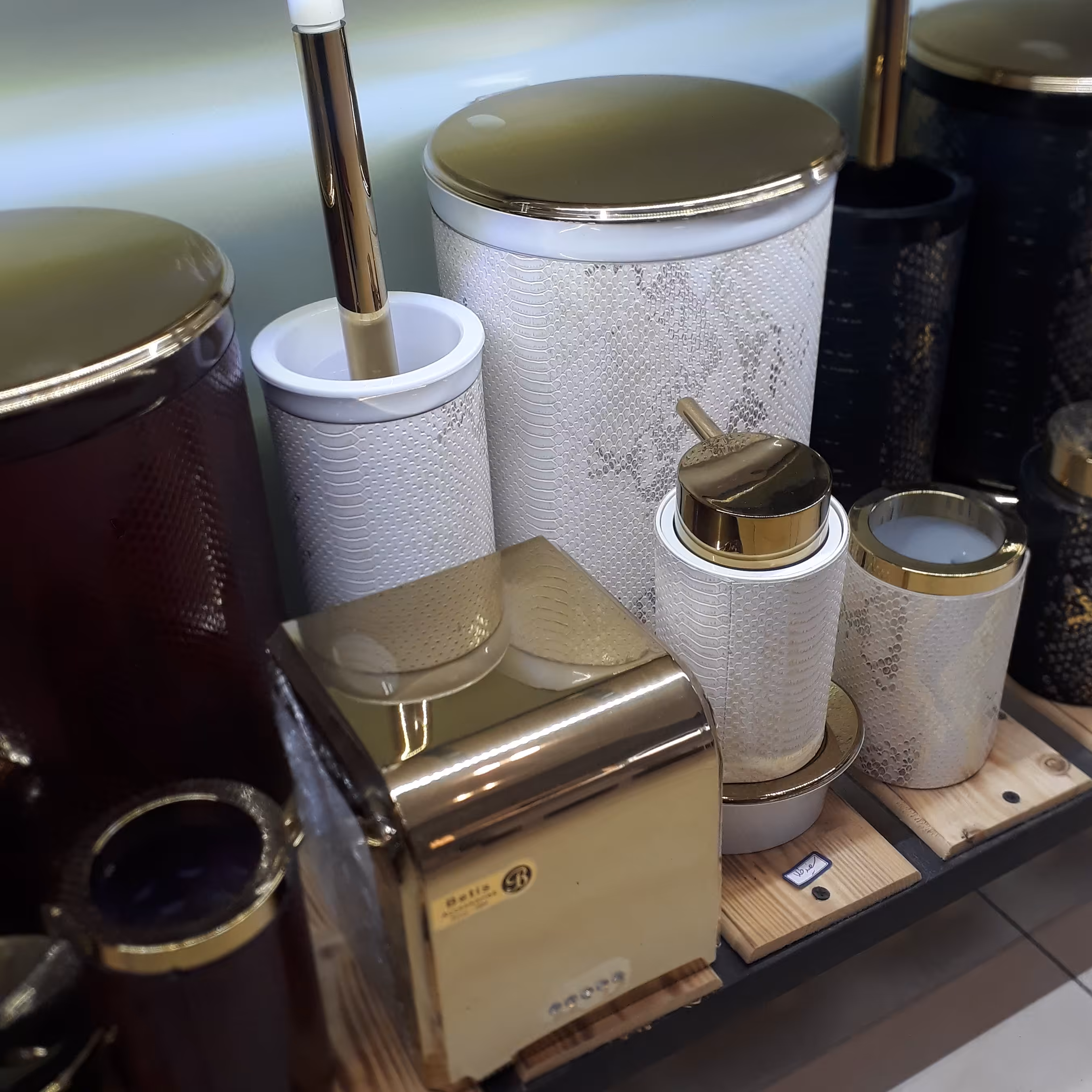 سرویس 6 پارچه بتیس مدل چرمی رنگ سفید طلایی (اسپری خوشبوکننده هدیه)