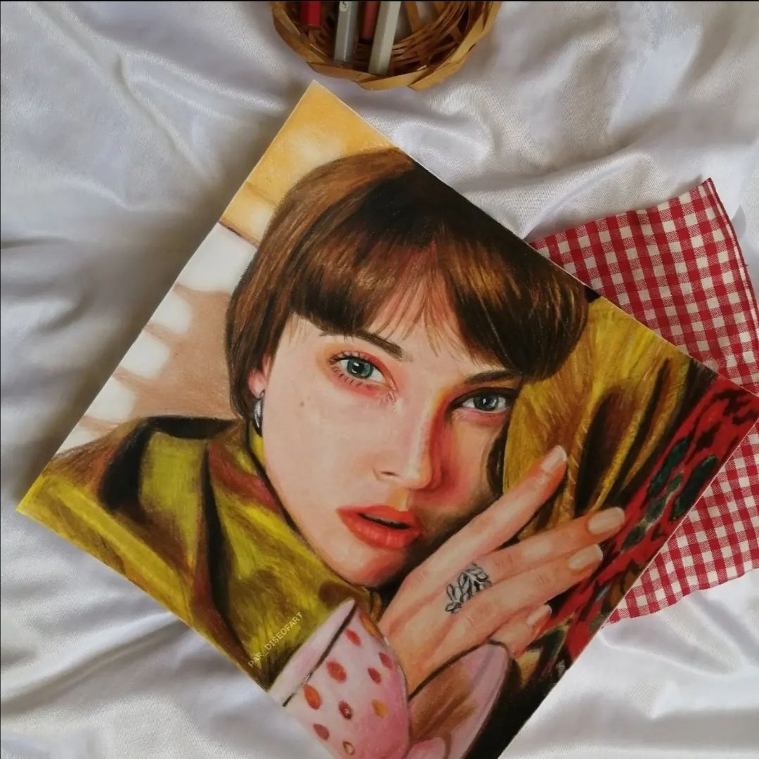 نقاشی چهره دختر با مدادرنگی