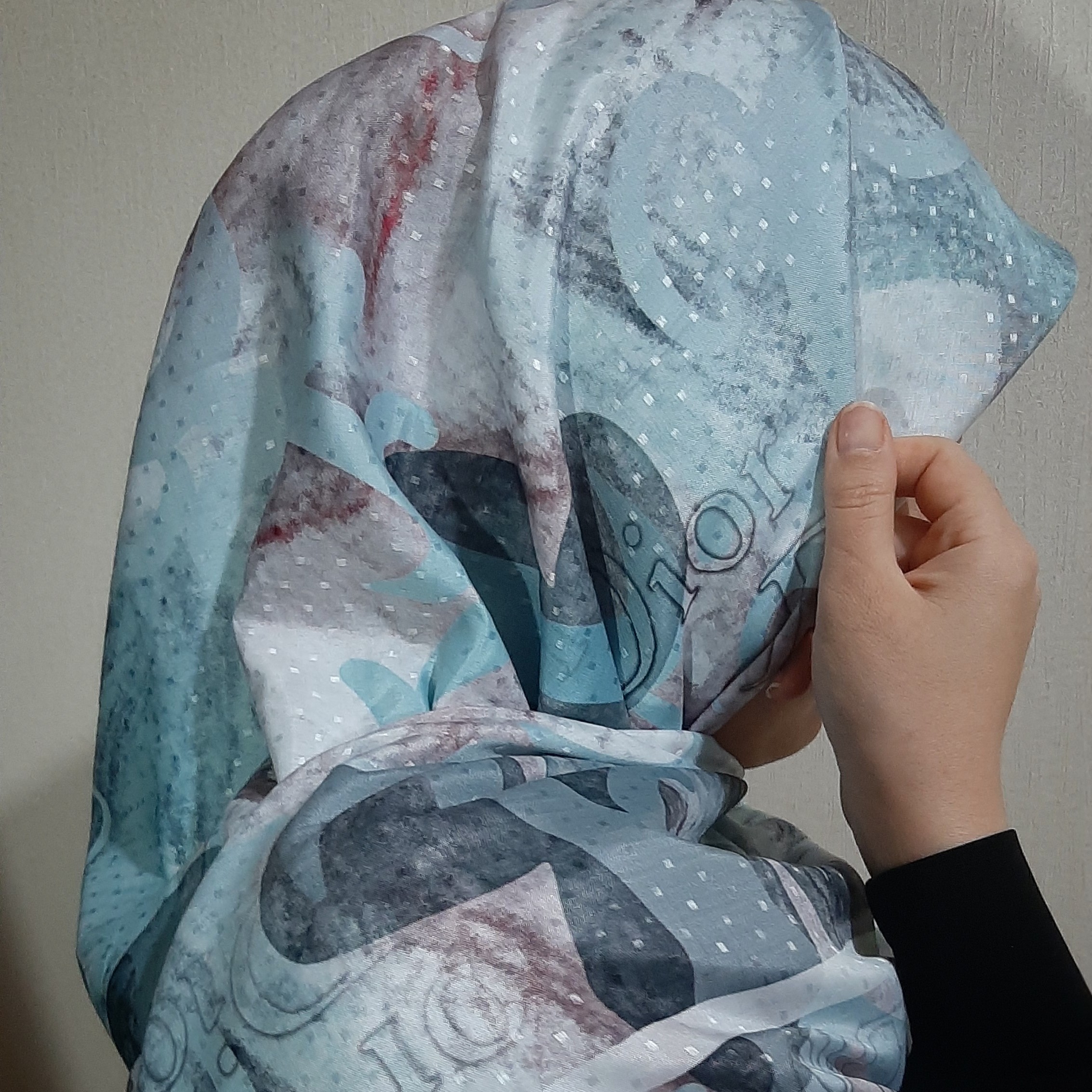 روسری نخی نگینی قواره دار دور دست دوز ایستایی روی سر و زیر چادر عالی