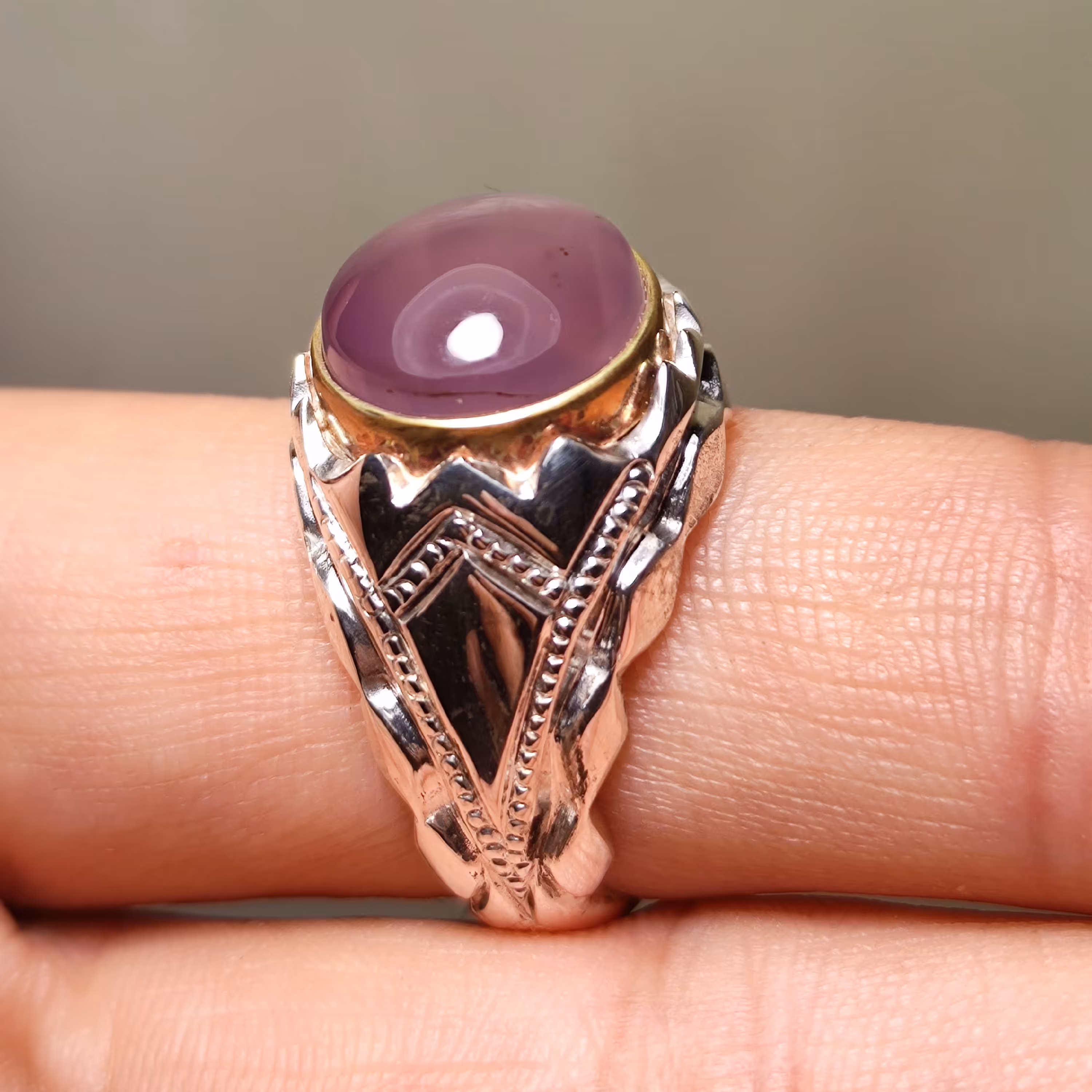 انگشتر نقره مردانه دست ساز عیار 950 با نگین عقیق سوسنی شفاف