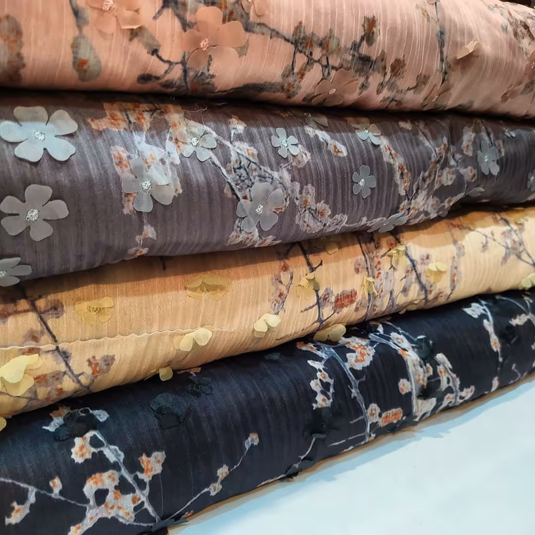 حریر گل شکوفه ای گل برجسته
عرض 150
در 4 رنگ
مانتویی،شومیز،لباس مجلسی،خرجکار