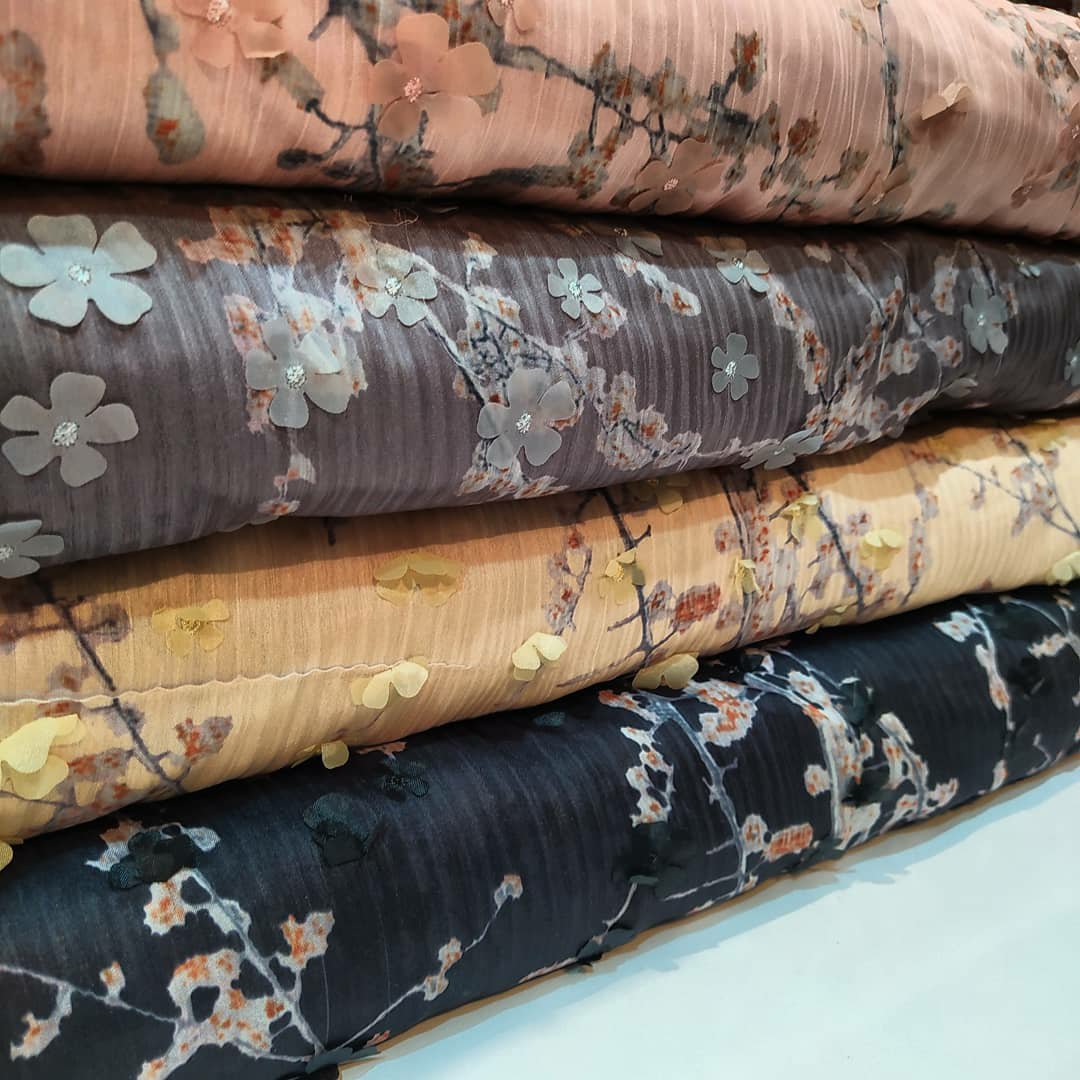 حریر گل شکوفه ای گل برجسته
عرض 150
در 4 رنگ
مانتویی،شومیز،لباس مجلسی،خرجکار