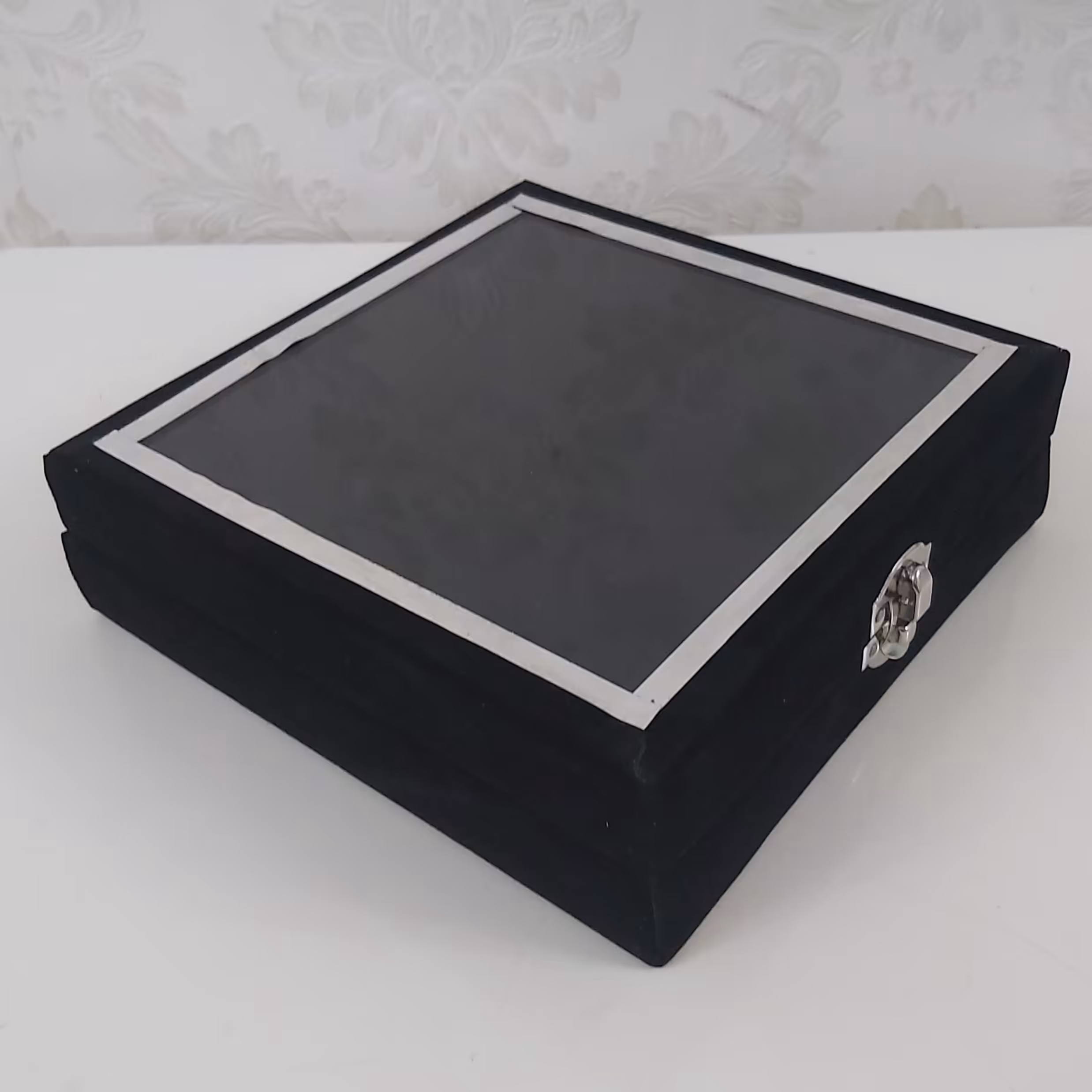 جعبه مخمل درب دار شیشه ای مناسب جهت قراردادن بشقاب قطر16