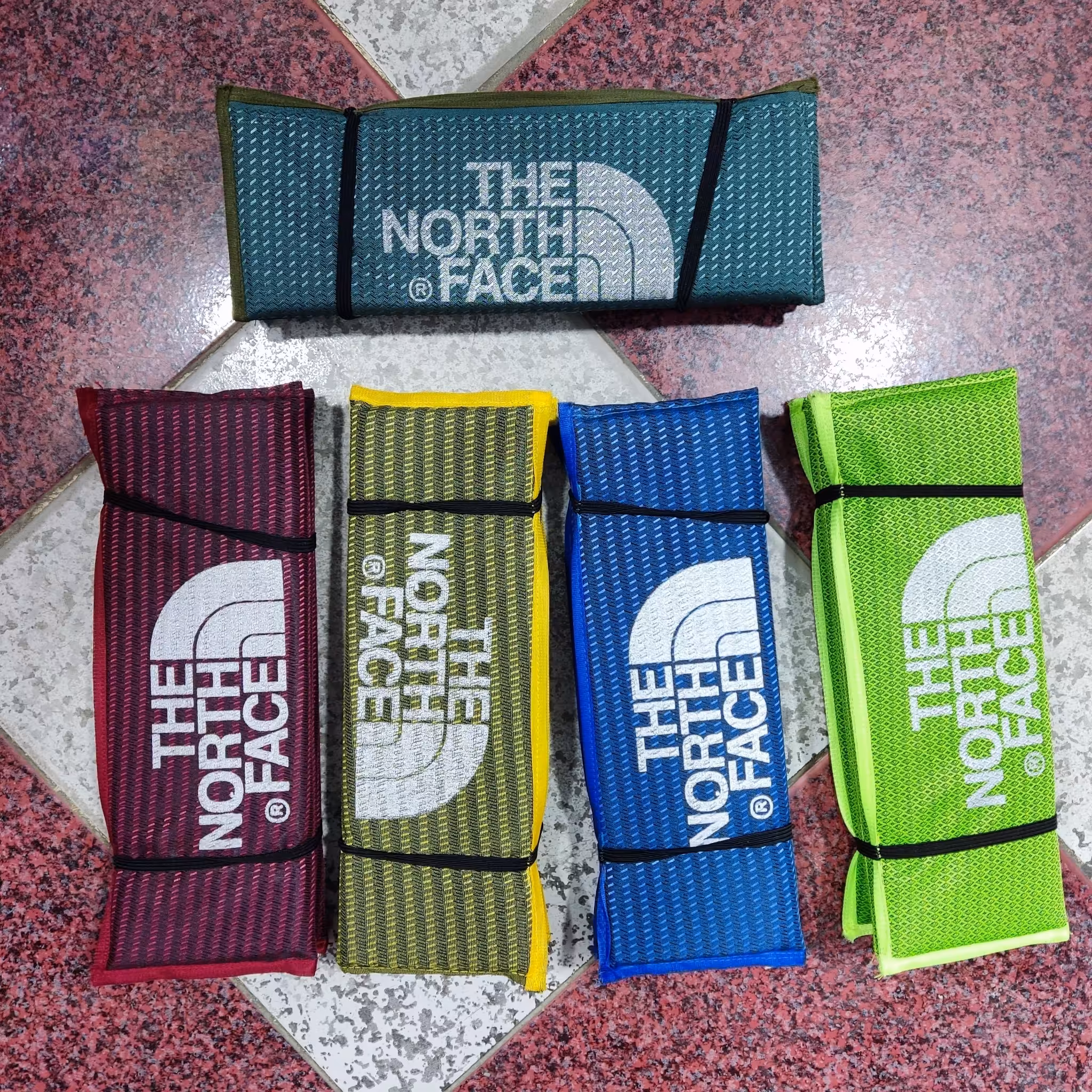 نشیمن یا زیرانداز یک نفره کوهنوردی آکاردونی