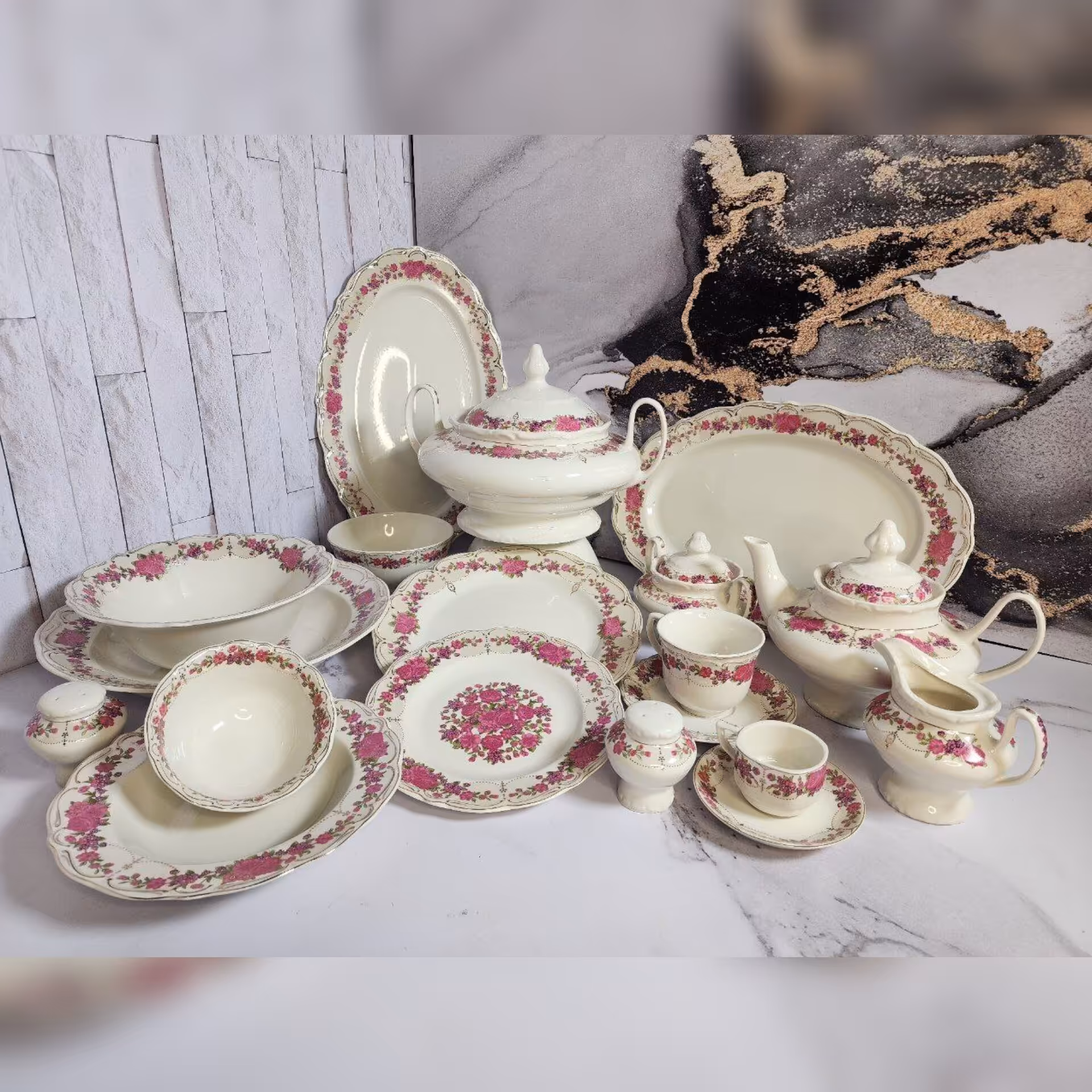 سرویس چینی نیو بن چینا 12 نفره 98 پارچه 
برند چینی پردیس 
بسیار با کیفیت همراه با کاسه آبگوشت
طرح  پاتریشیا