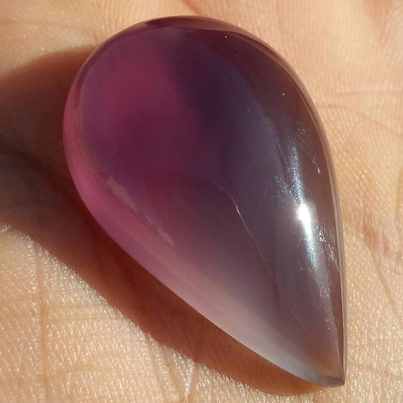 نگین عقیق سوسنی پر رنگ تراش فانتزی نمونه ای تکرار نشدنی خاص و شاهکار خلقت سایز مدالی درشت 100 در صد طبیعی کد 9256