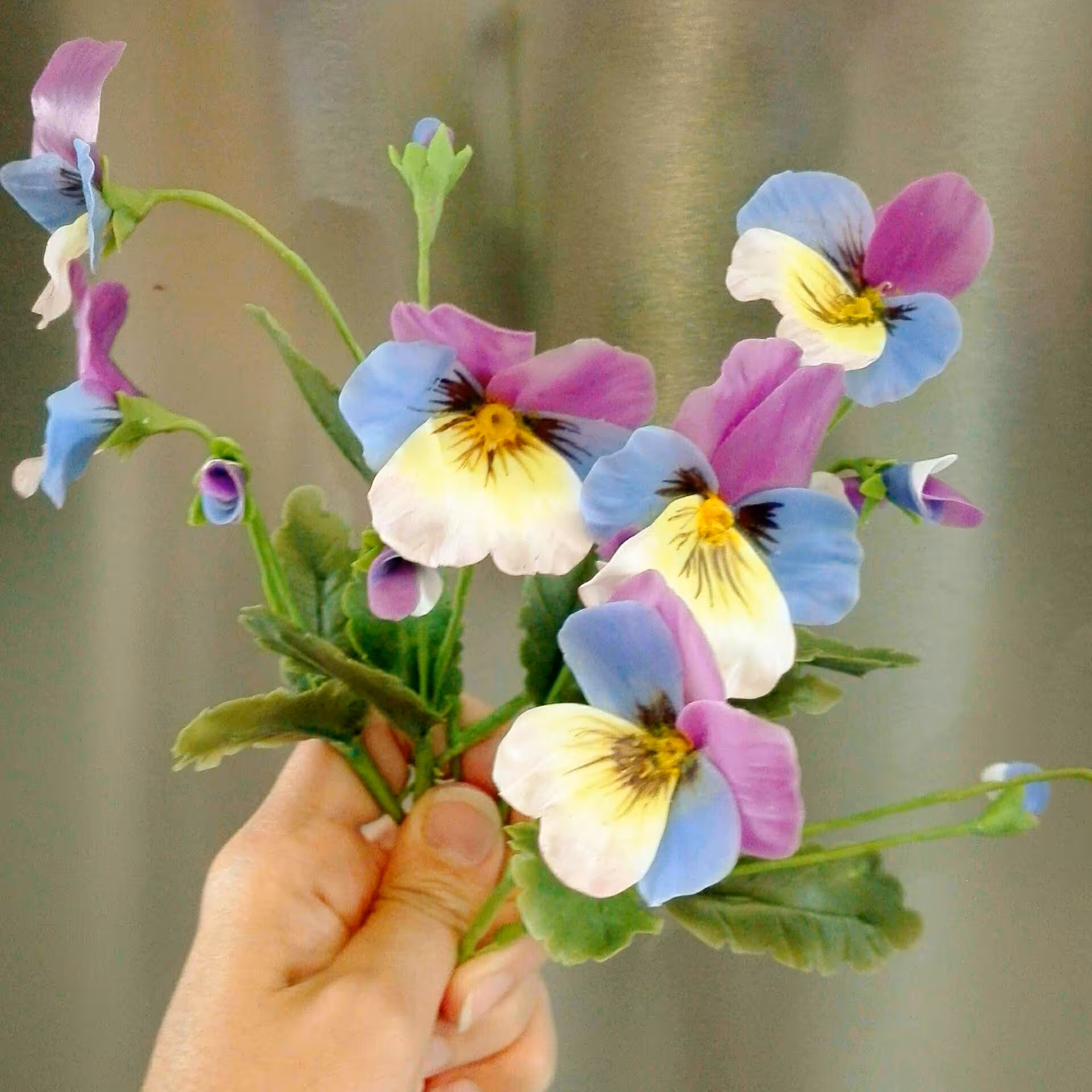 گل بنفشه سه رنگ کد 2 خمیری (پک هفت شاخه ) هر شاخه یک گل یک غنچه دوبرگ دارد