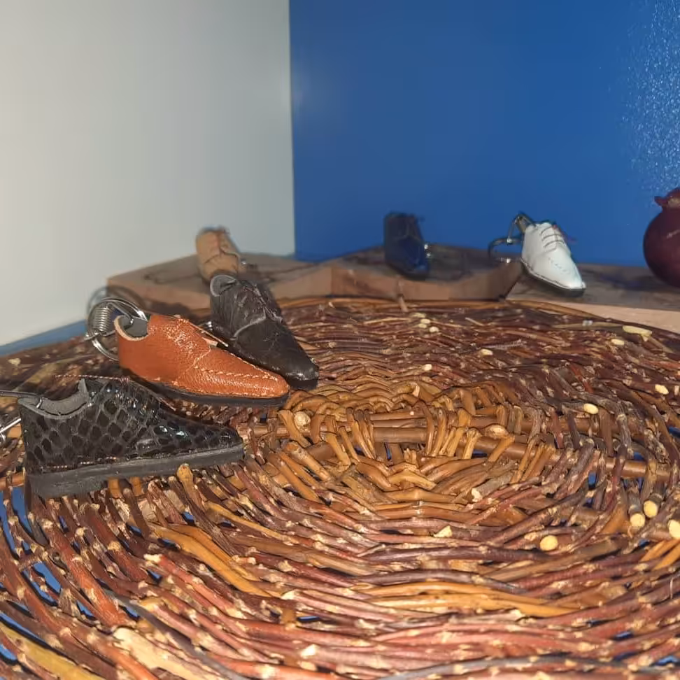 جاکلیدی چرمی طرح کفش نوک گرد برجسته ابعاد (5/5×2×2/5) در رنگهای مختلف 