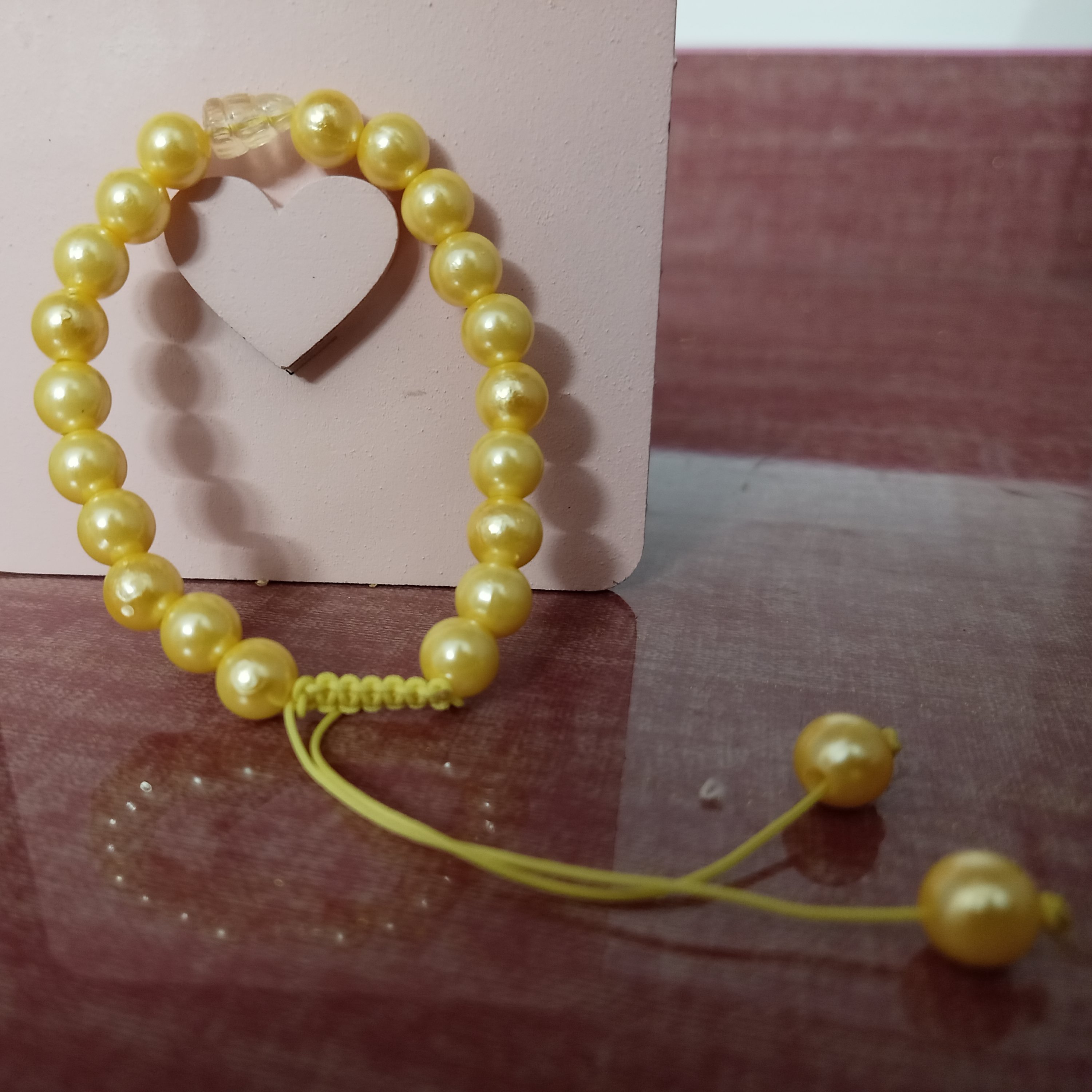 دستبند زرد با نخ و بافتی همراه با خرج کار زرد