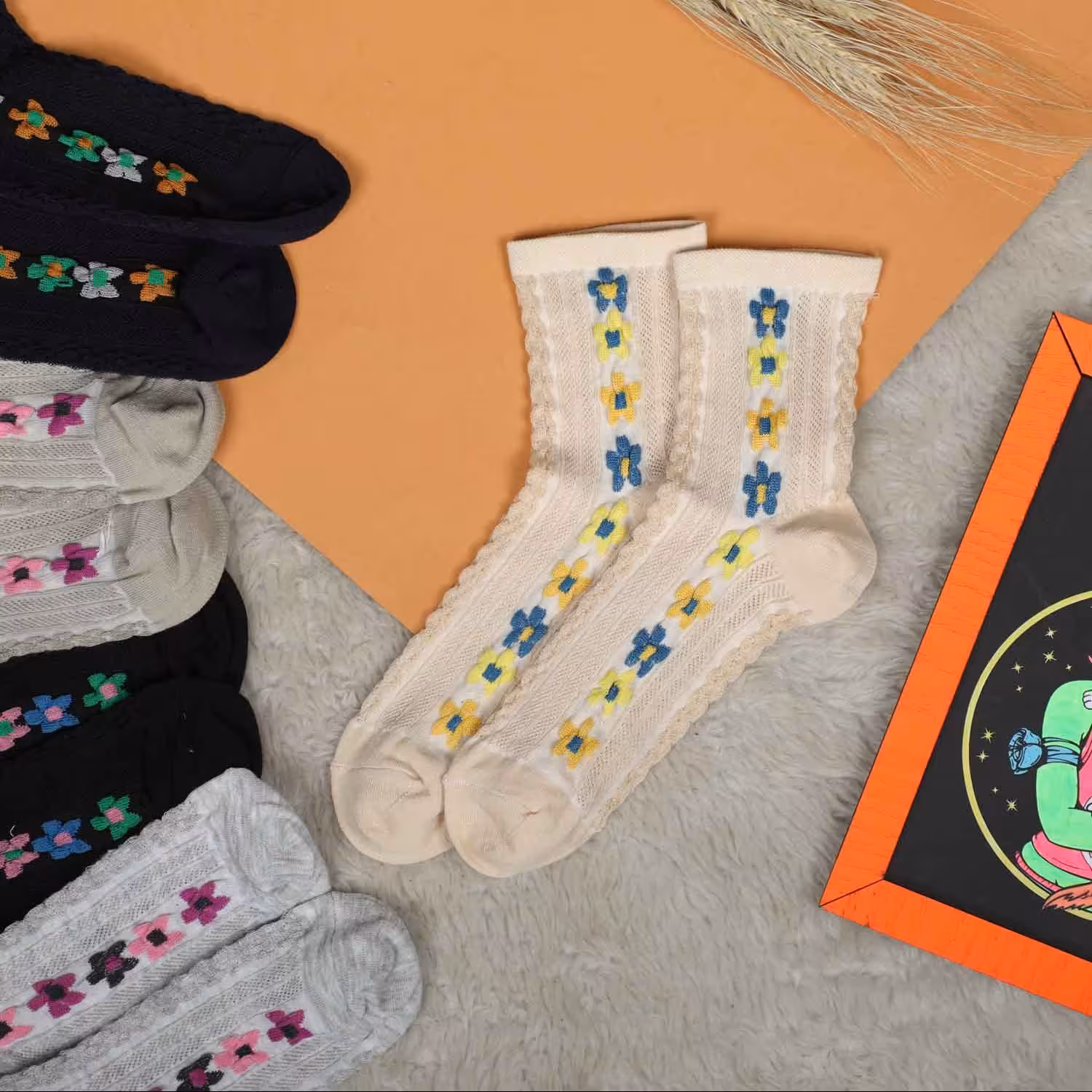 جوراب ساق بلند طرح گل های خوشرنگ رنگ کرم