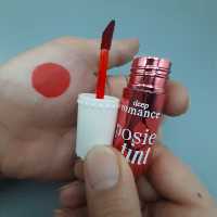 تینت لب deep  romance  مدل  Posie  رنگ  قرمز   / ضد آب * آبرسان و مرطوب کننده *ماندگاری 24 ساعت جلوه طبیعی * انقضا 2026