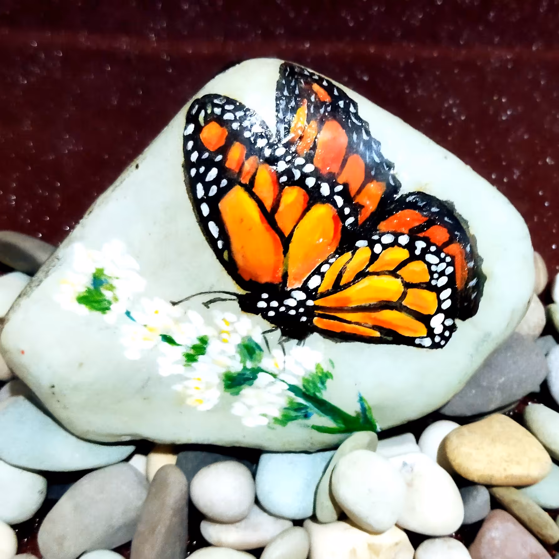 نقاشی روی سنگ طرح پروانه8