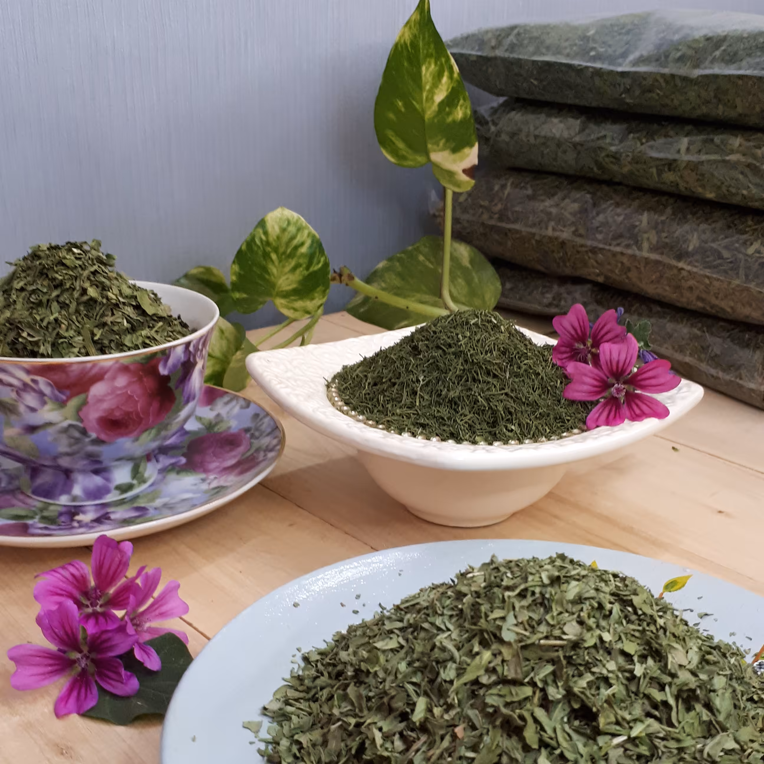 انواع سبزی خشک اعم از:سبزی معطر دلمه،سبزی کوفته،گشنیز،شنبلیله،قلیه ماهی،پونه،جعفری 