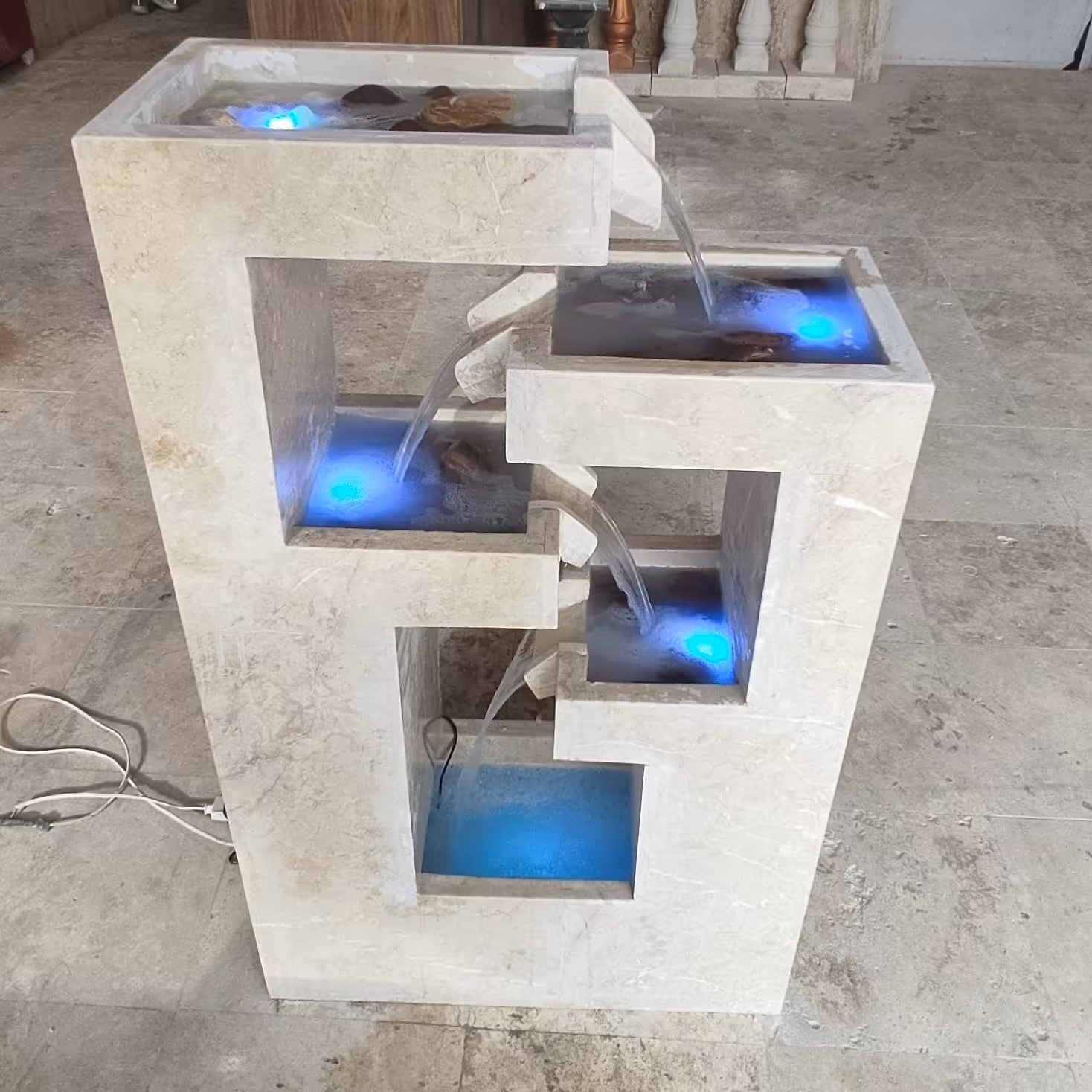 آبنمای سنگی طبقاتی به همراه نورپردازی 