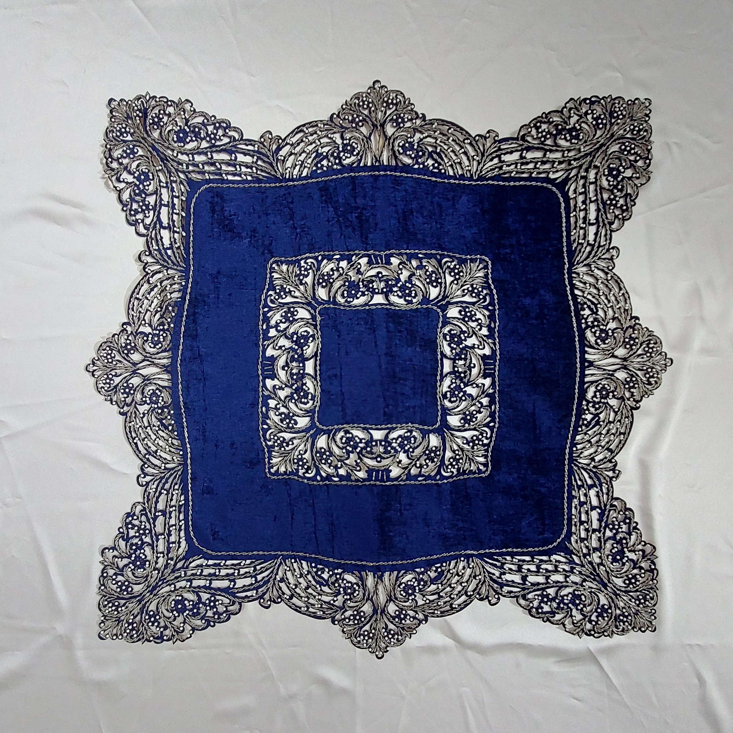 رومیزی مخمل دانتل .منجوق و سنگدوزی شده .دستدوز .هویه کاری شده .ابعاد 85در85 رنگ سورمه ایی