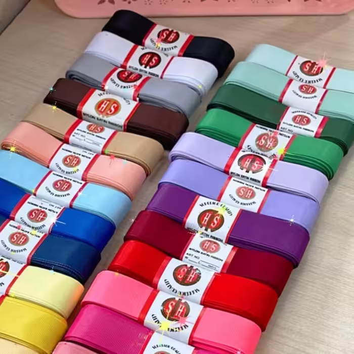 روبان گروگن 2.5 سانت در رنگبندی جذاب و پر کاربرد قیمت برای یک متر می باشد.روبان چهارخونه ی صورتی متری 3500می باشد.
