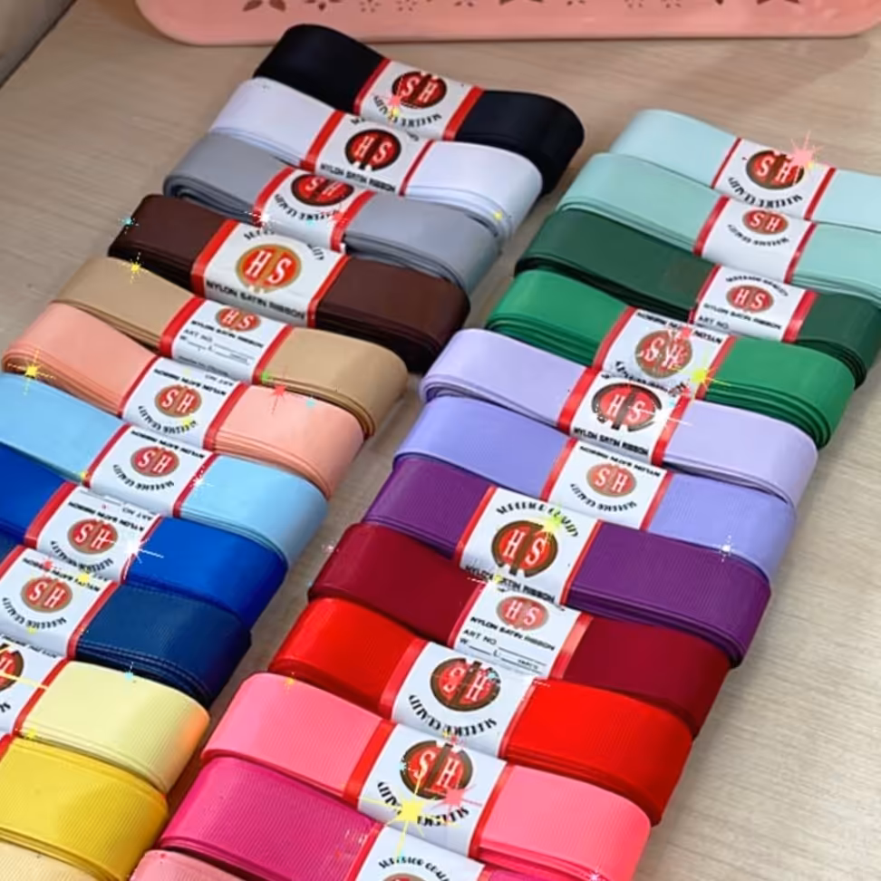 روبان گروگن 2.5 سانت در رنگبندی جذاب و پر کاربرد قیمت برای یک متر می باشد.روبان چهارخونه ی صورتی متری 3500می باشد.