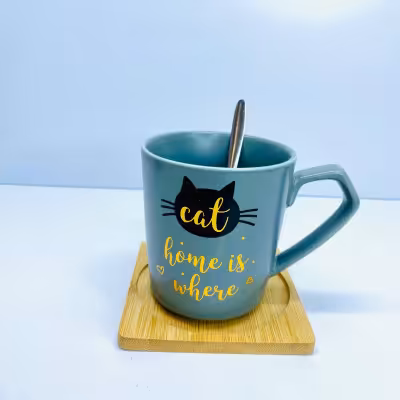 ماگ گربه به همراه زیر لیوانی چوبی و قاشق چایخوری