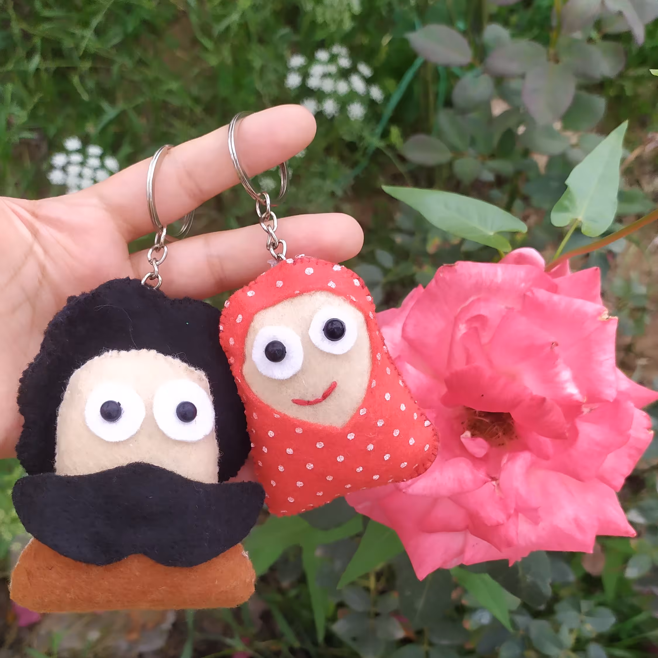 دسته کلید
آویز کیف
دسته کلید خانم و آقای سیبیل
نمدی