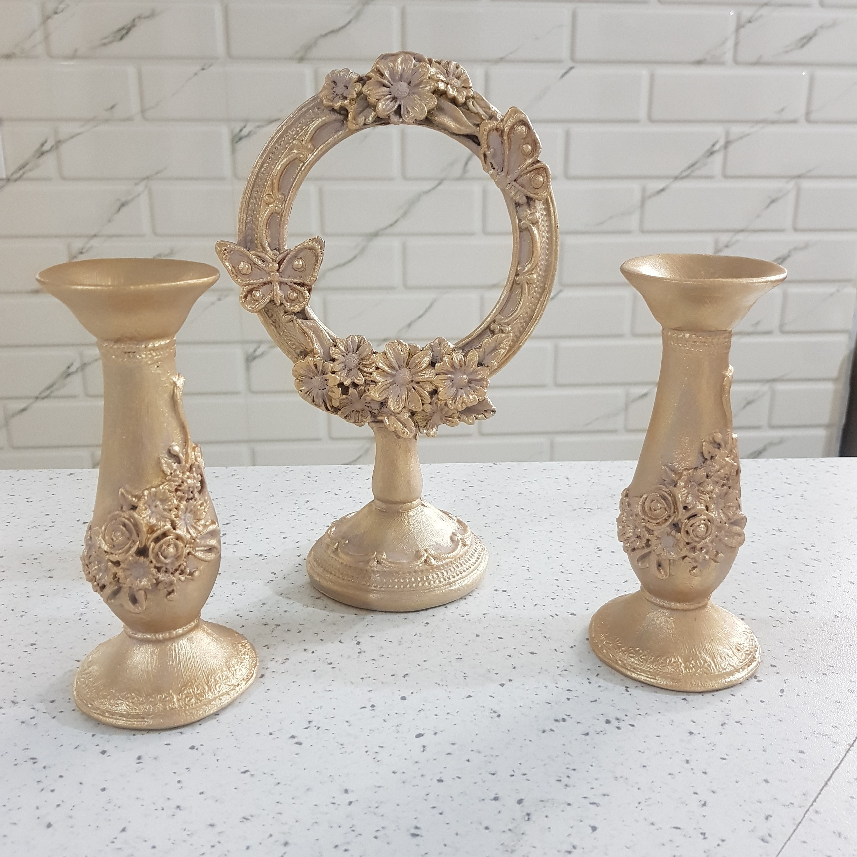 قاب و شمعدان پلی استر طرح گل  با رنگ پتینه ی طلایی و کرم