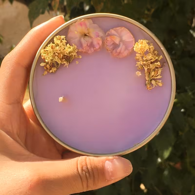 شمع در قوطی فلزی درب دار رنگ طلایی قطر 9 سانت تزیین شده با گل طبیعی