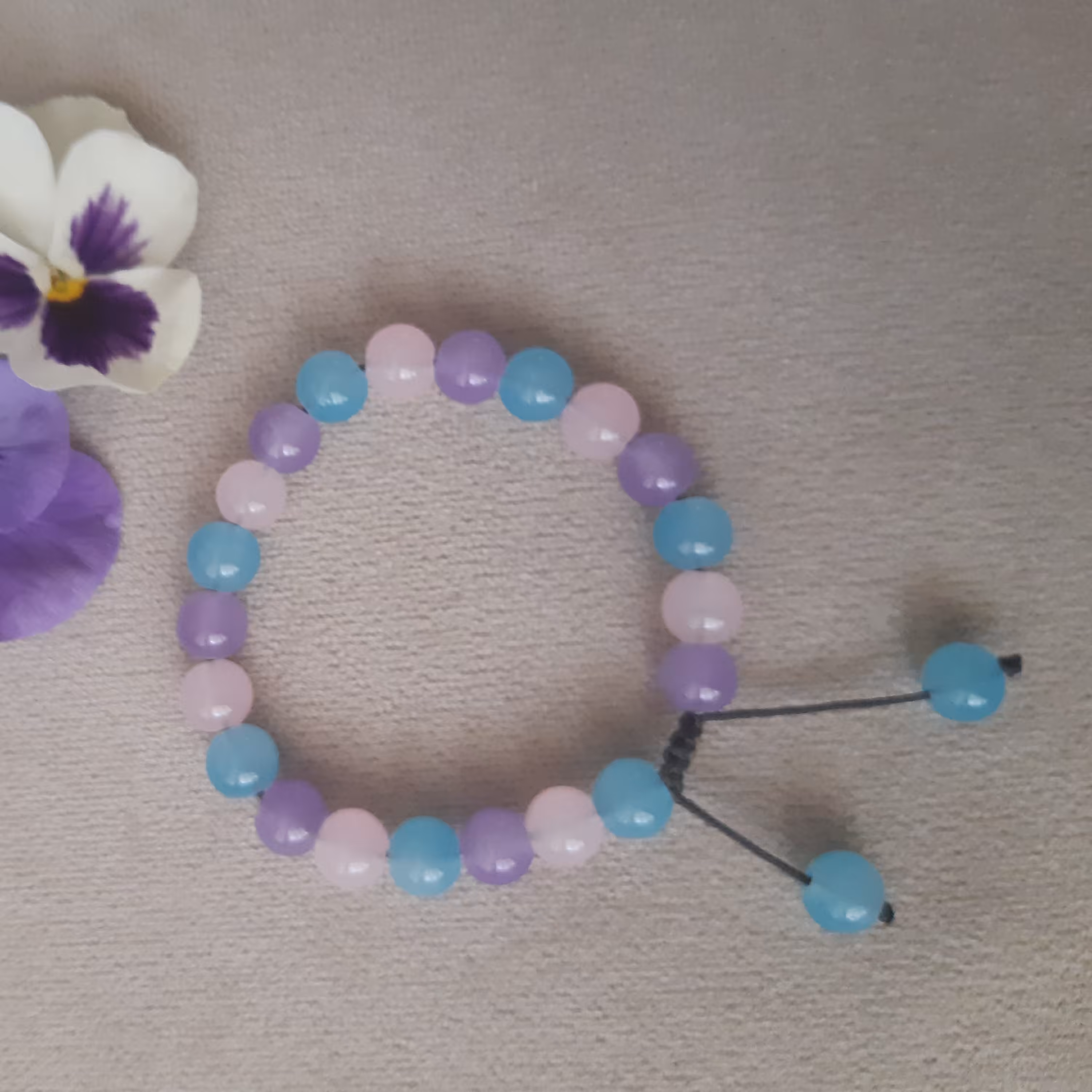 دستبند مهره سنگی صورتی آبی یاسی با گره کشویی مناسب برای همه سنین