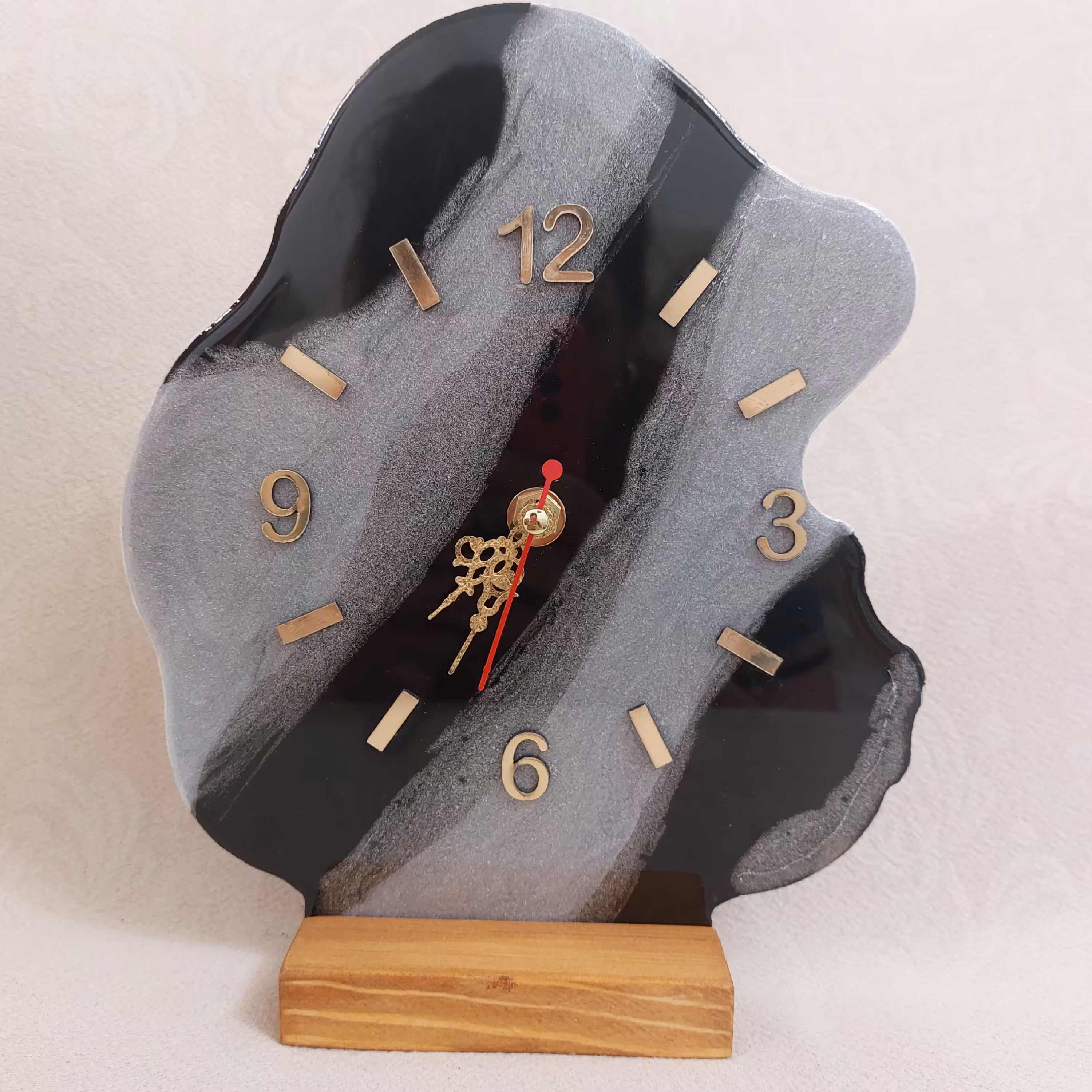 ساعت به همراه استند ایستاده سیاه و خاکستری رزینی 