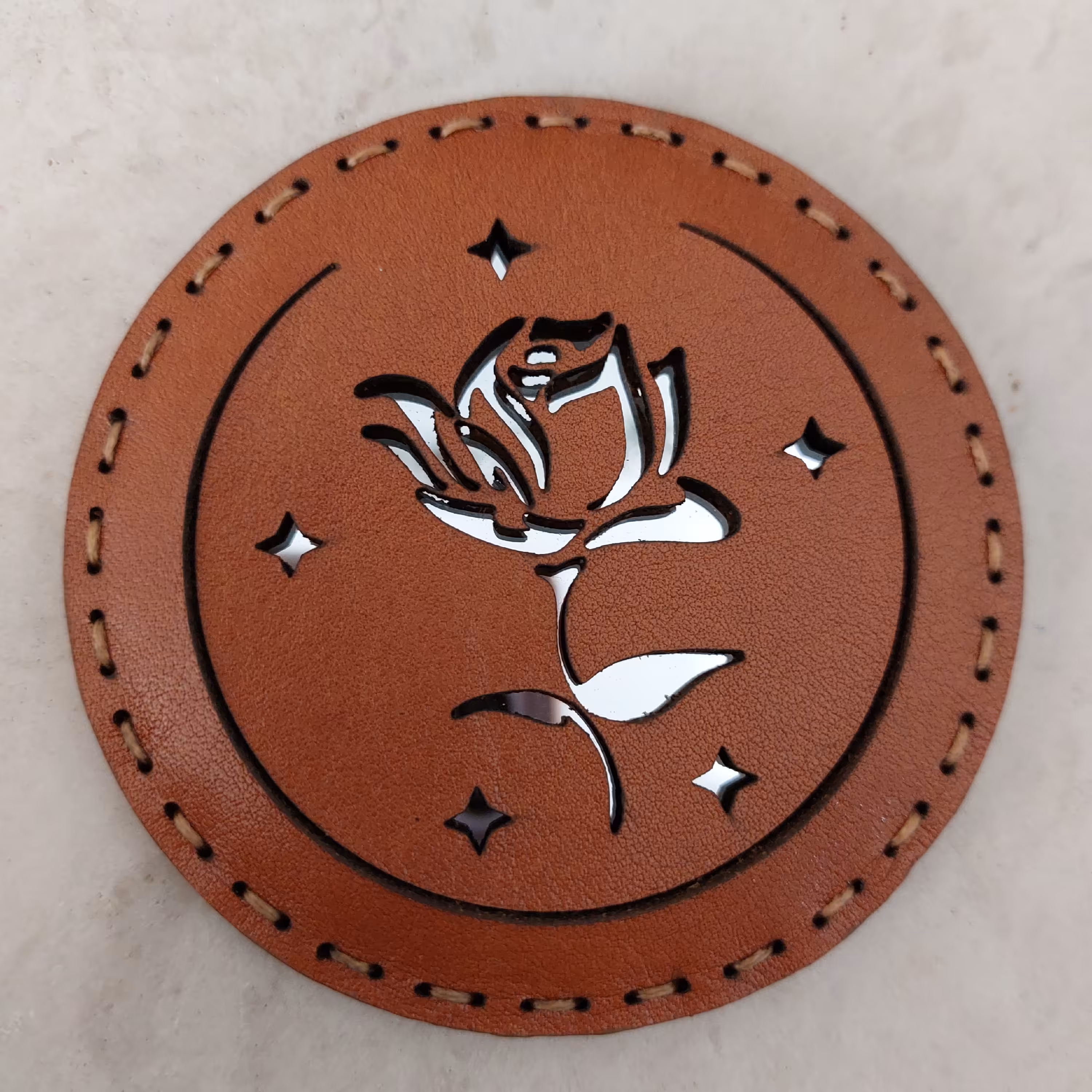 آینه چرم طبیعی دستدوز طرح گل