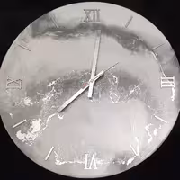 ساعت دیواری رزین اپوکسی فوق شفاف طوسی سفید با رگه های نقره ای قطر 50  